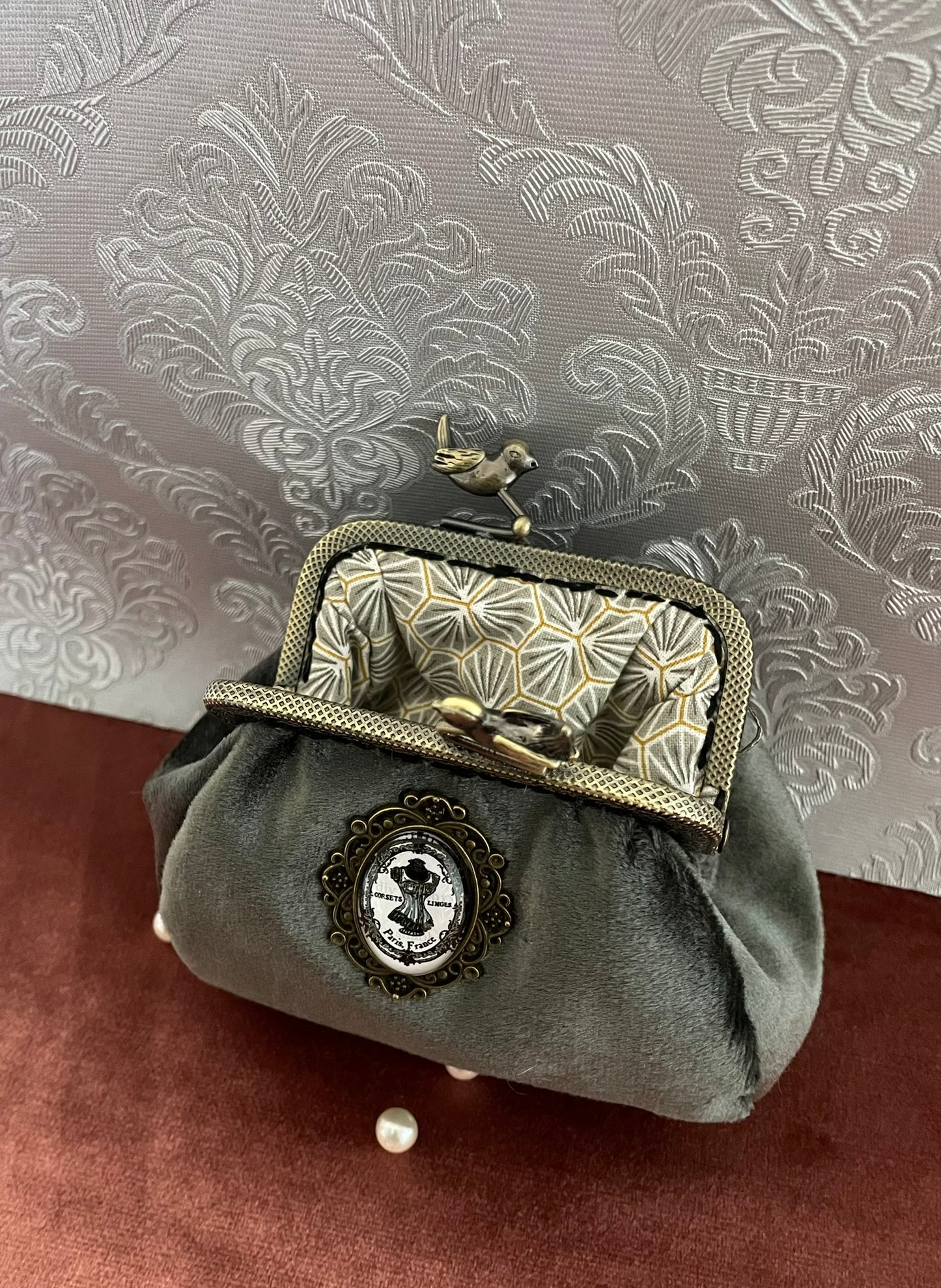 Porte-monnaie Vintage en Velours Gris-vert – « Paris Secret » & Fermoir Oiseaux