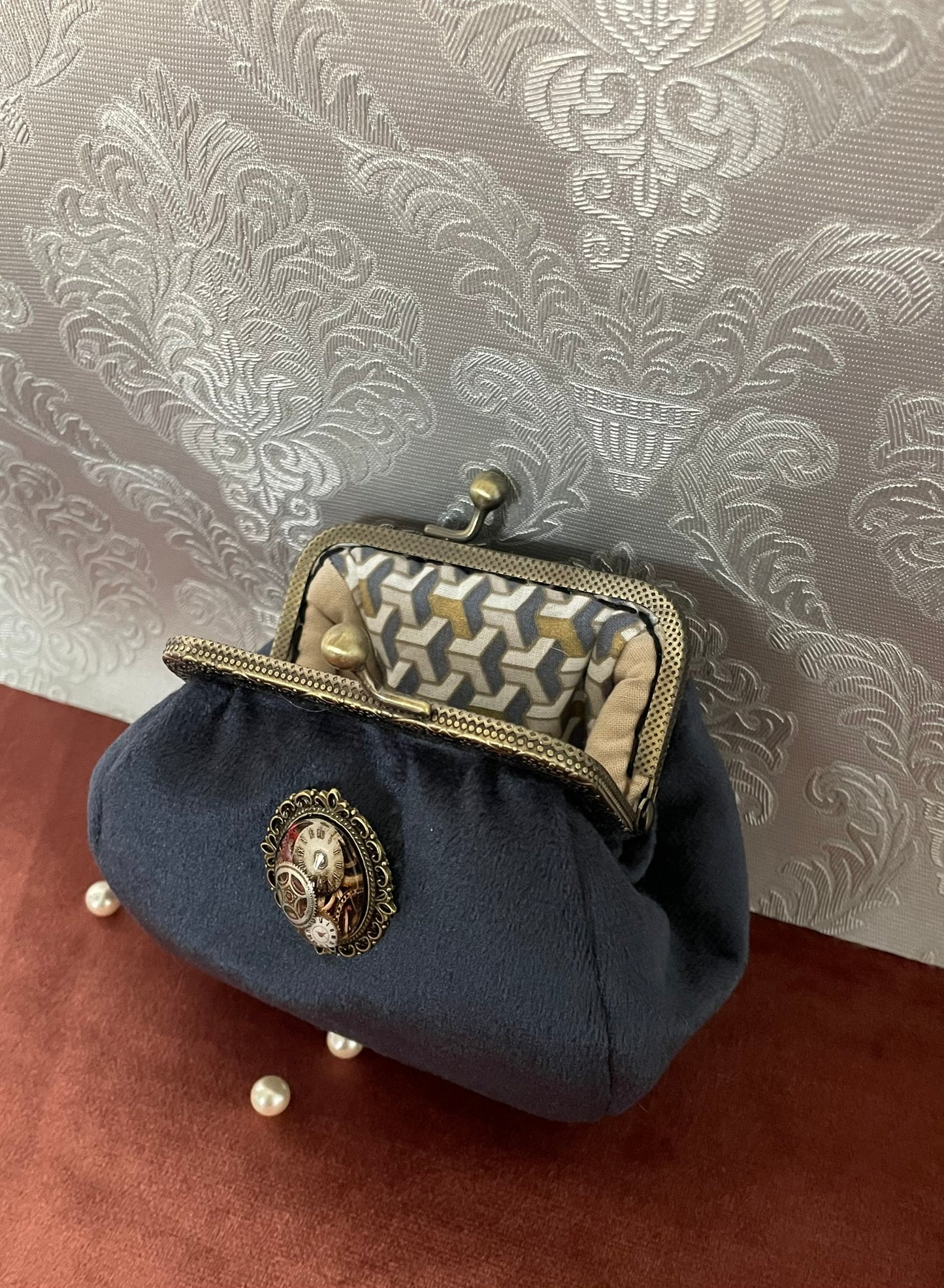 Porte-monnaie Steampunk « L’Engrenage du Temps » – Velours Bleu & Horlogerie Vintage