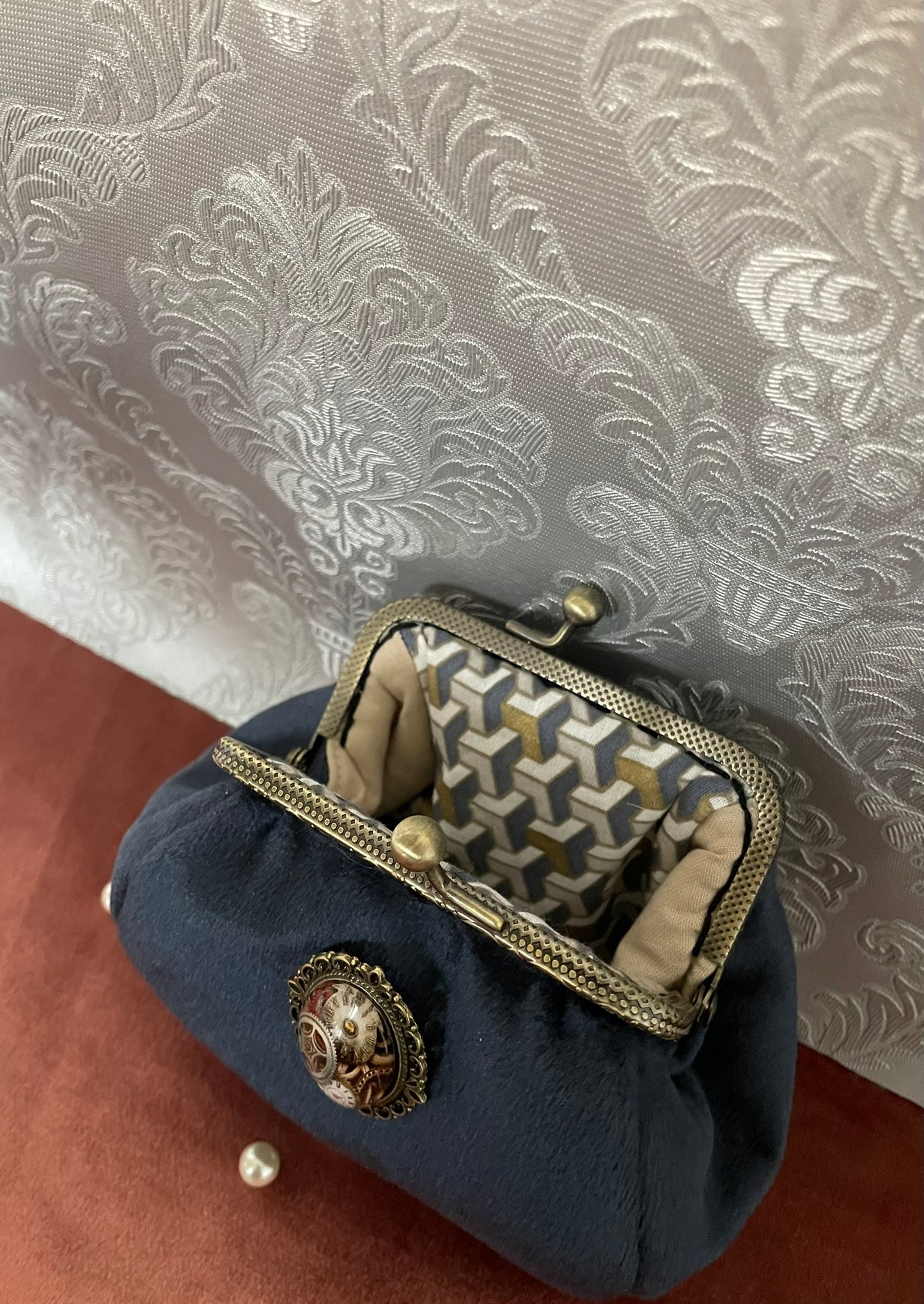 Porte-monnaie Steampunk « L’Engrenage du Temps » – Velours Bleu & Horlogerie Vintage