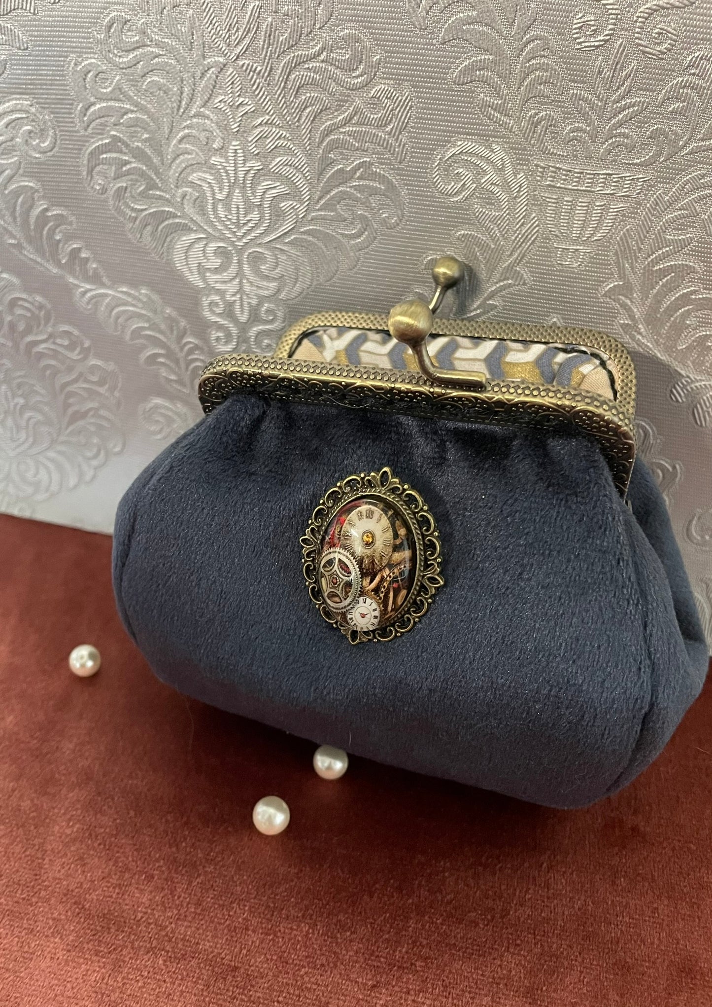 Porte-monnaie Steampunk « L’Engrenage du Temps » – Velours Bleu & Horlogerie Vintage