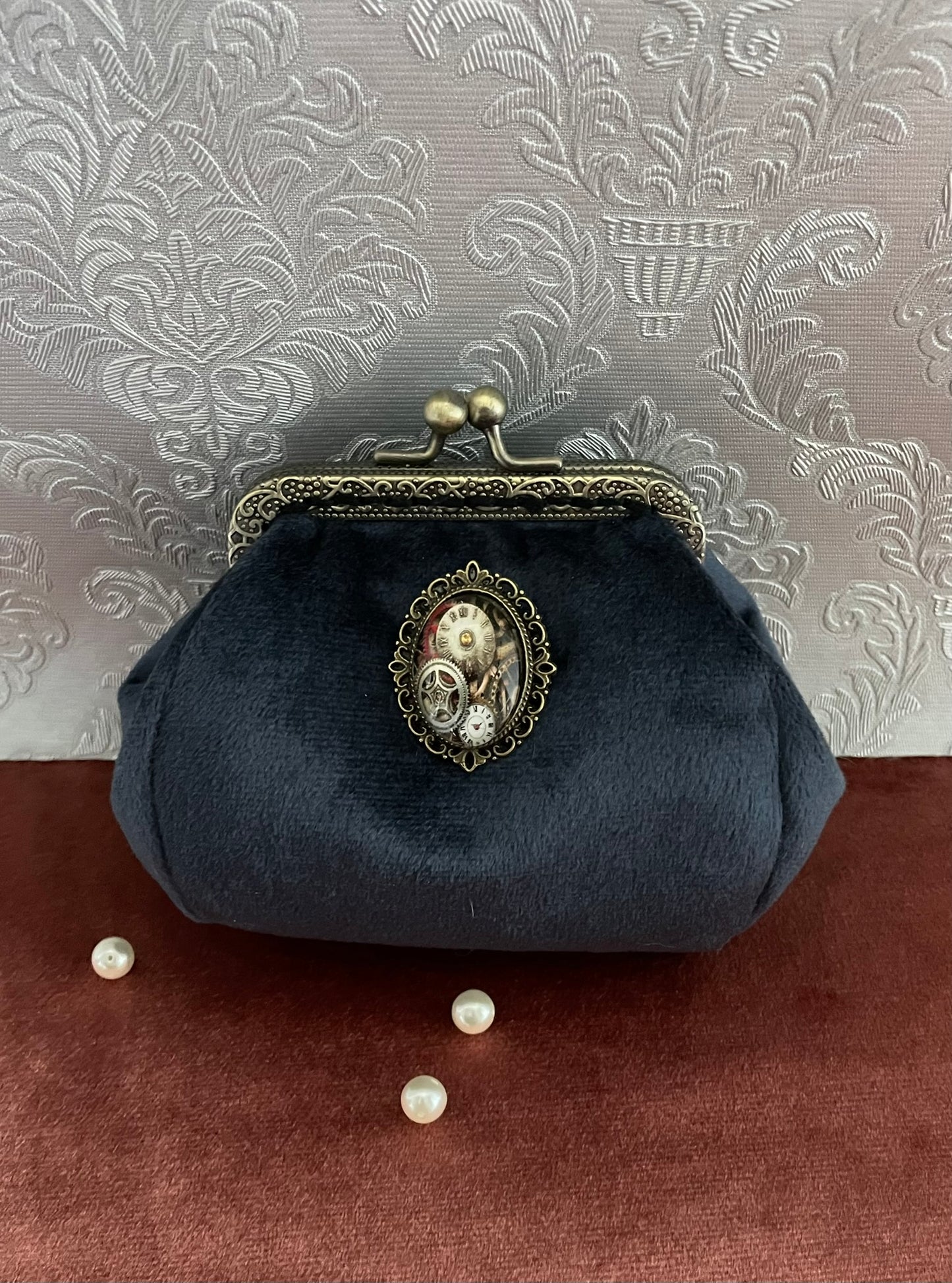 Porte-monnaie Steampunk « L’Engrenage du Temps » – Velours Bleu & Horlogerie Vintage