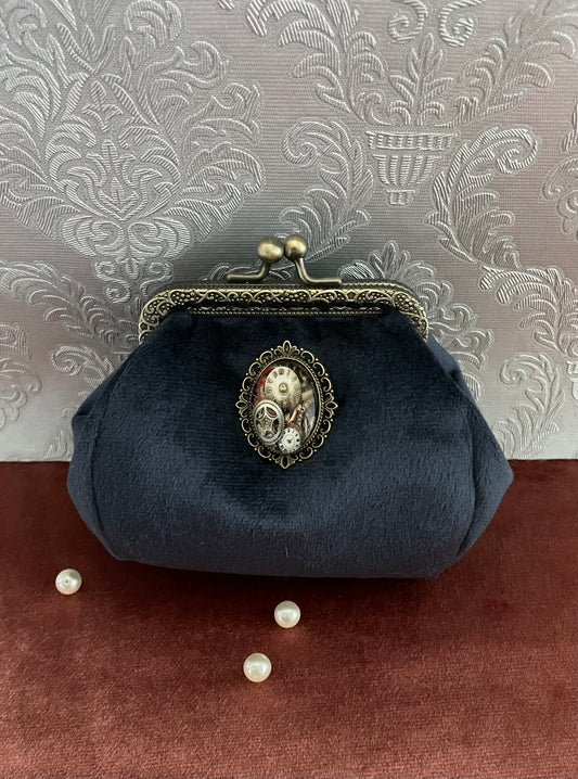 Porte-monnaie Steampunk « L’Engrenage du Temps » – Velours Bleu & Horlogerie Vintage