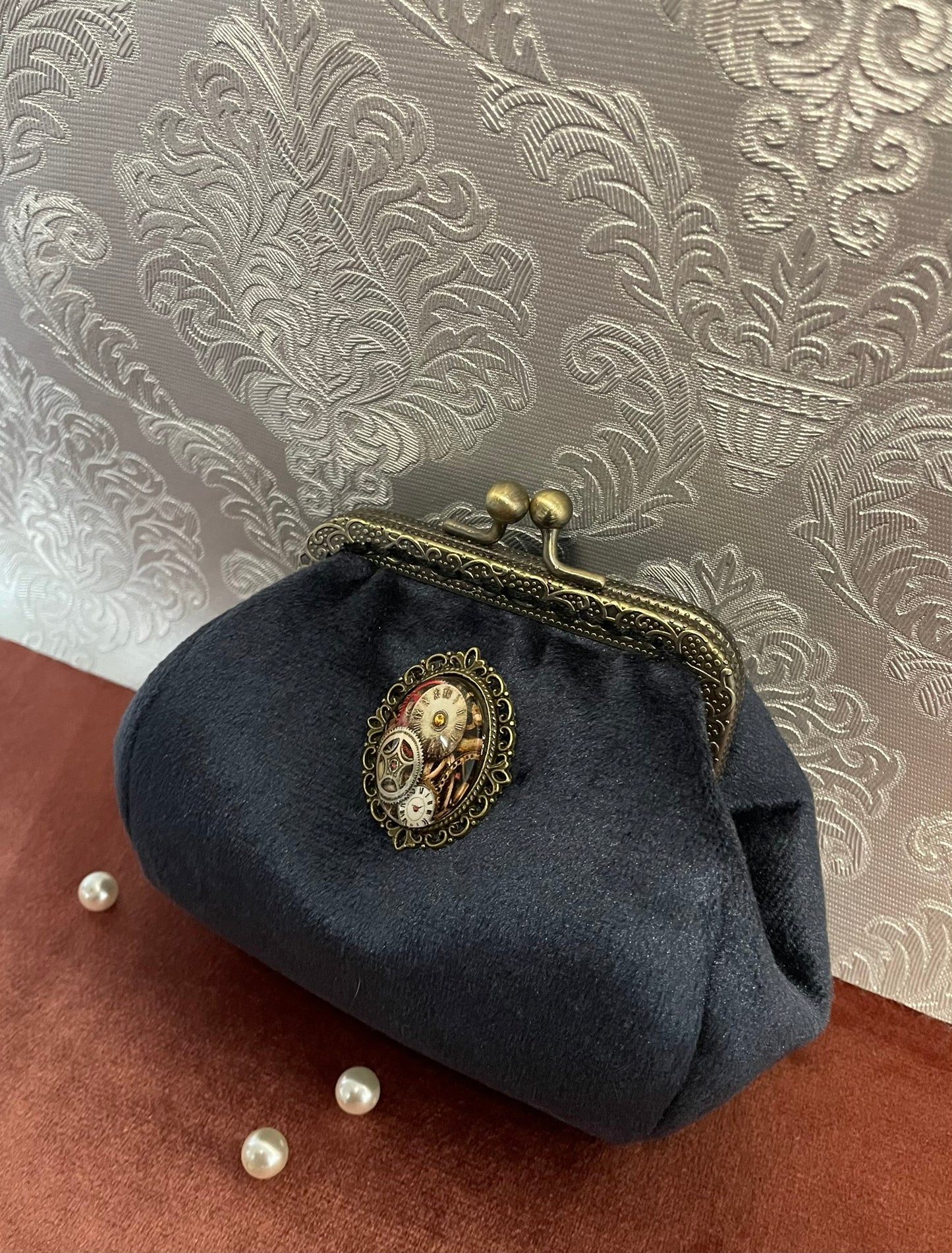 Porte-monnaie Steampunk « L’Engrenage du Temps » – Velours Bleu & Horlogerie Vintage