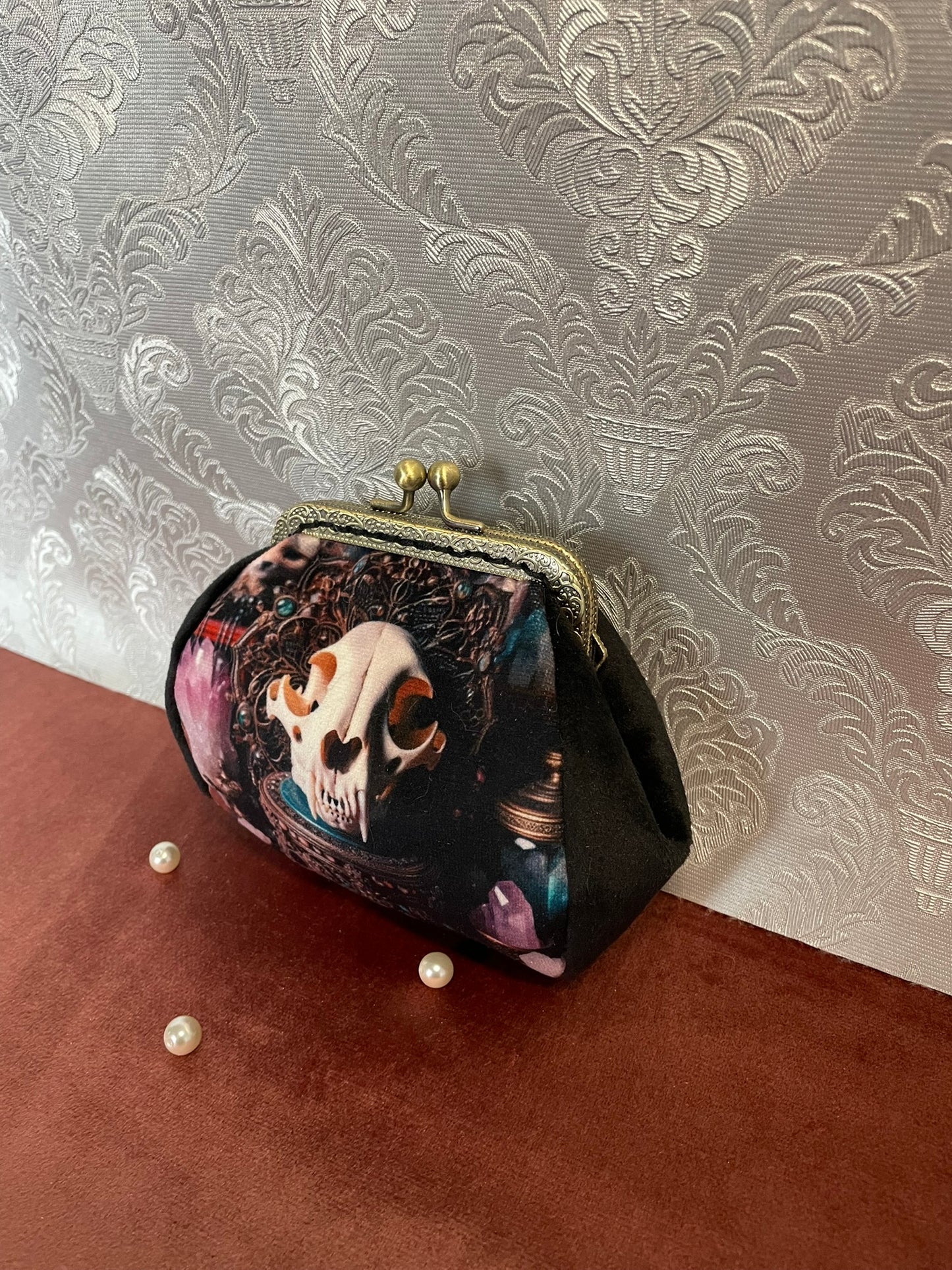 Porte-monnaie "Le Sanctuaire du Crâne" – Création Textile en Velours Noir