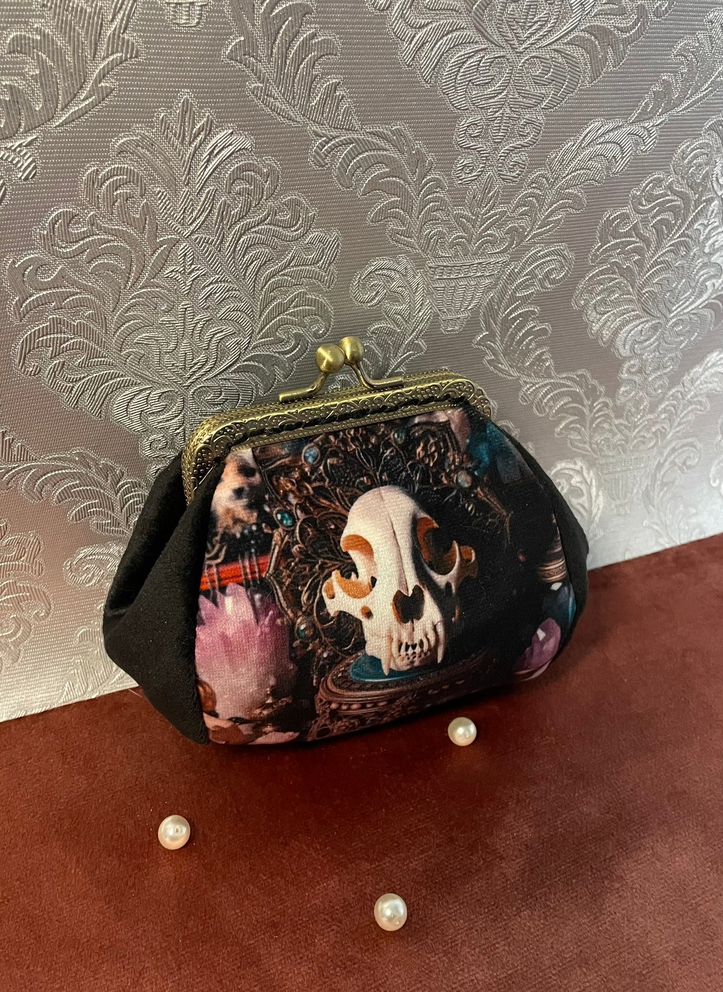 Porte-monnaie "Le Sanctuaire du Crâne" – Création Textile en Velours Noir