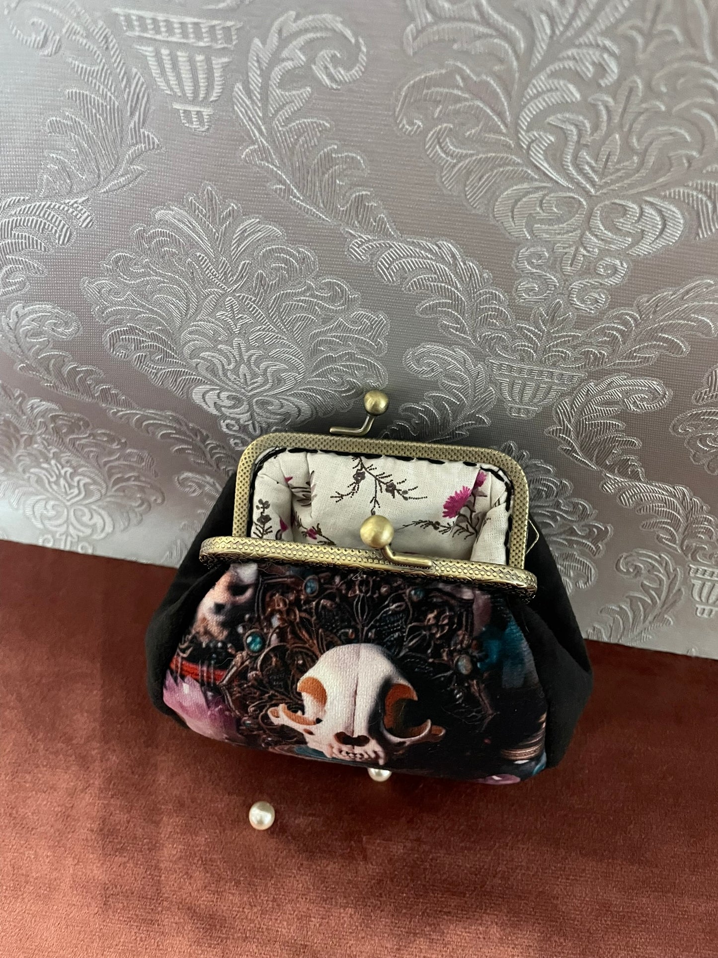 Porte-monnaie "Le Sanctuaire du Crâne" – Création Textile en Velours Noir