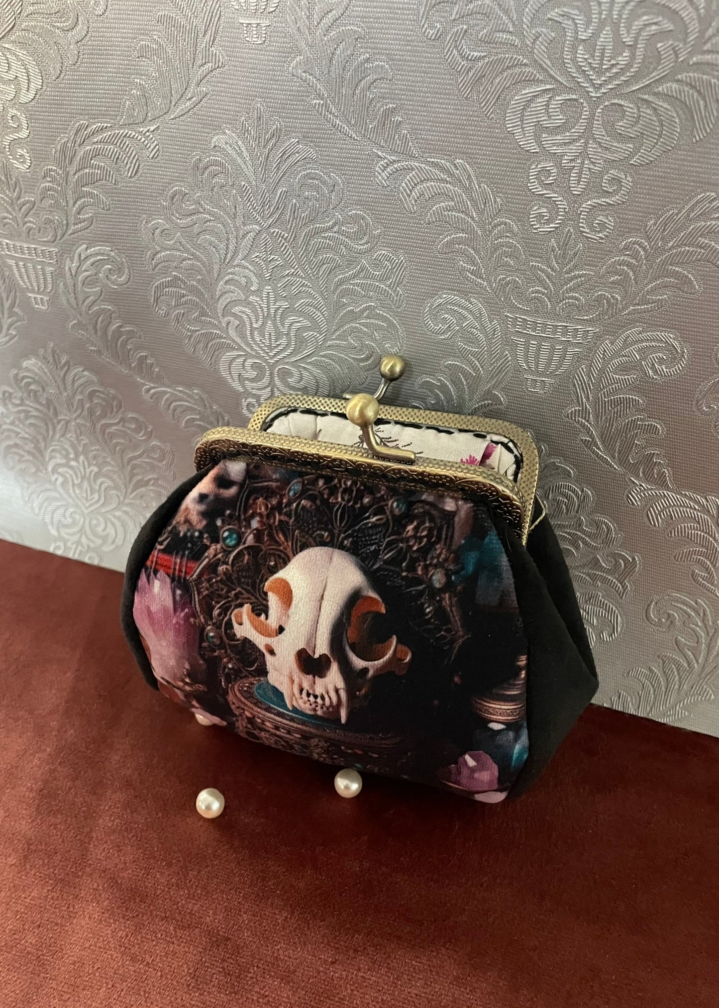 Porte-monnaie "Le Sanctuaire du Crâne" – Création Textile en Velours Noir