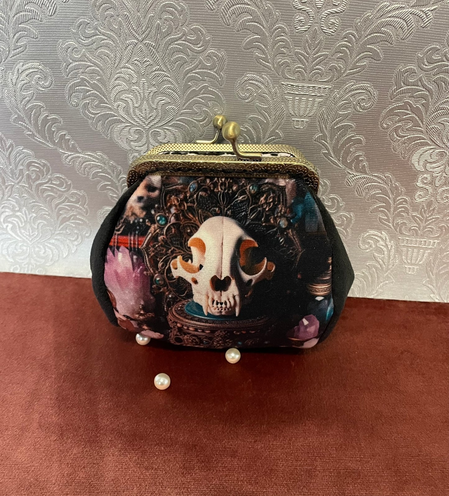 Porte-monnaie "Le Sanctuaire du Crâne" – Création Textile en Velours Noir