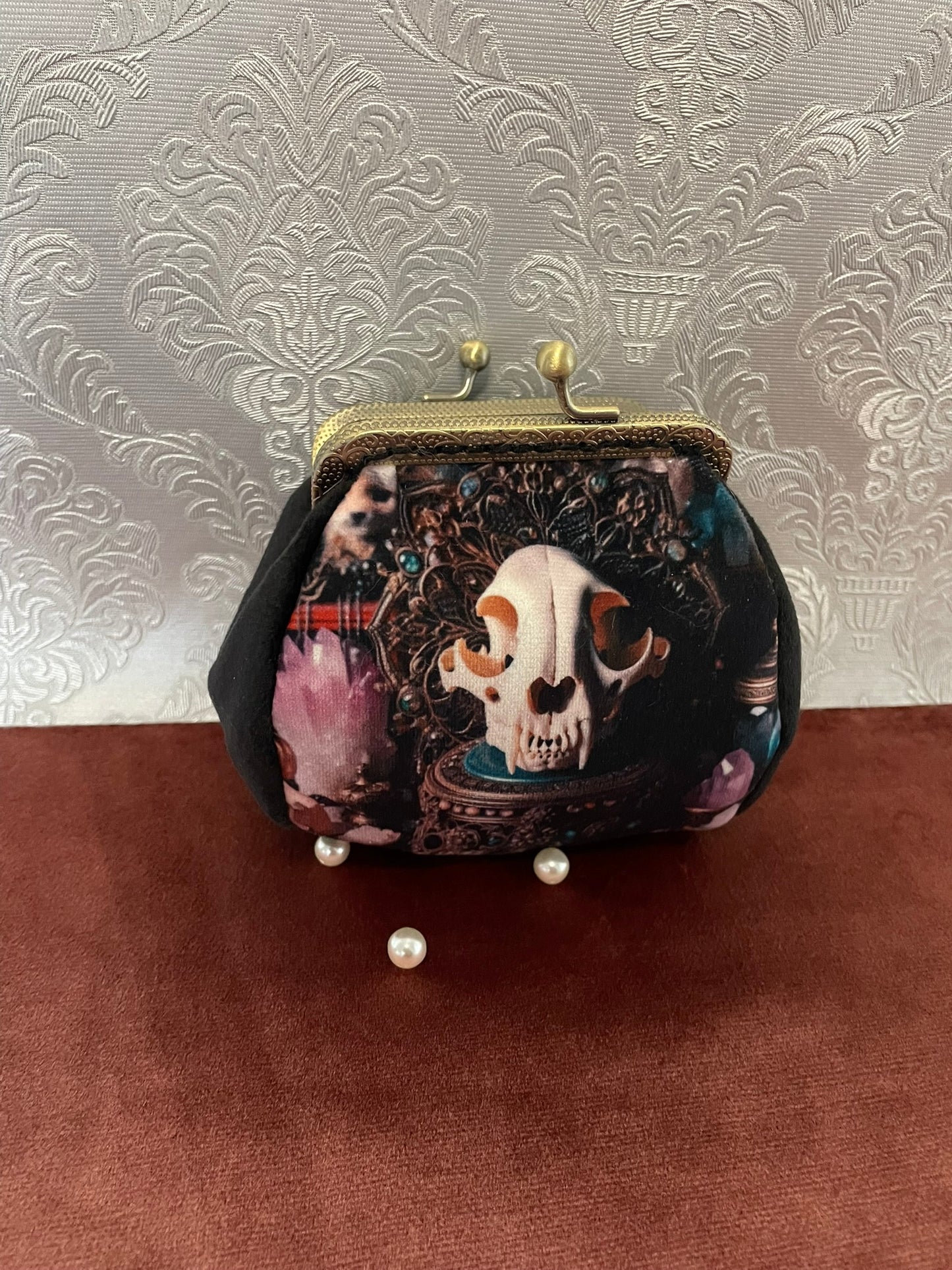 Porte-monnaie "Le Sanctuaire du Crâne" – Création Textile en Velours Noir