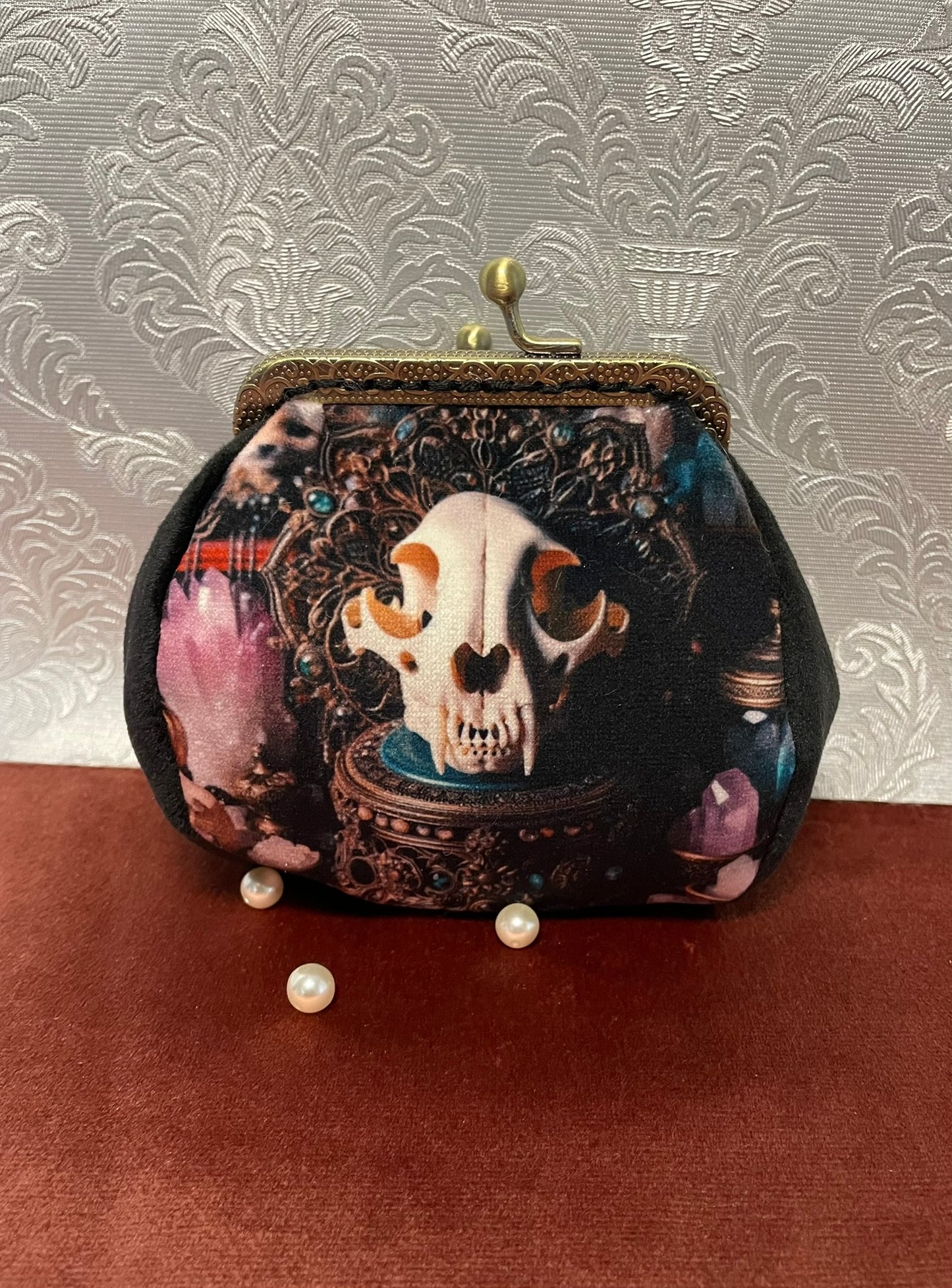 Porte-monnaie "Le Sanctuaire du Crâne" – Création Textile en Velours Noir