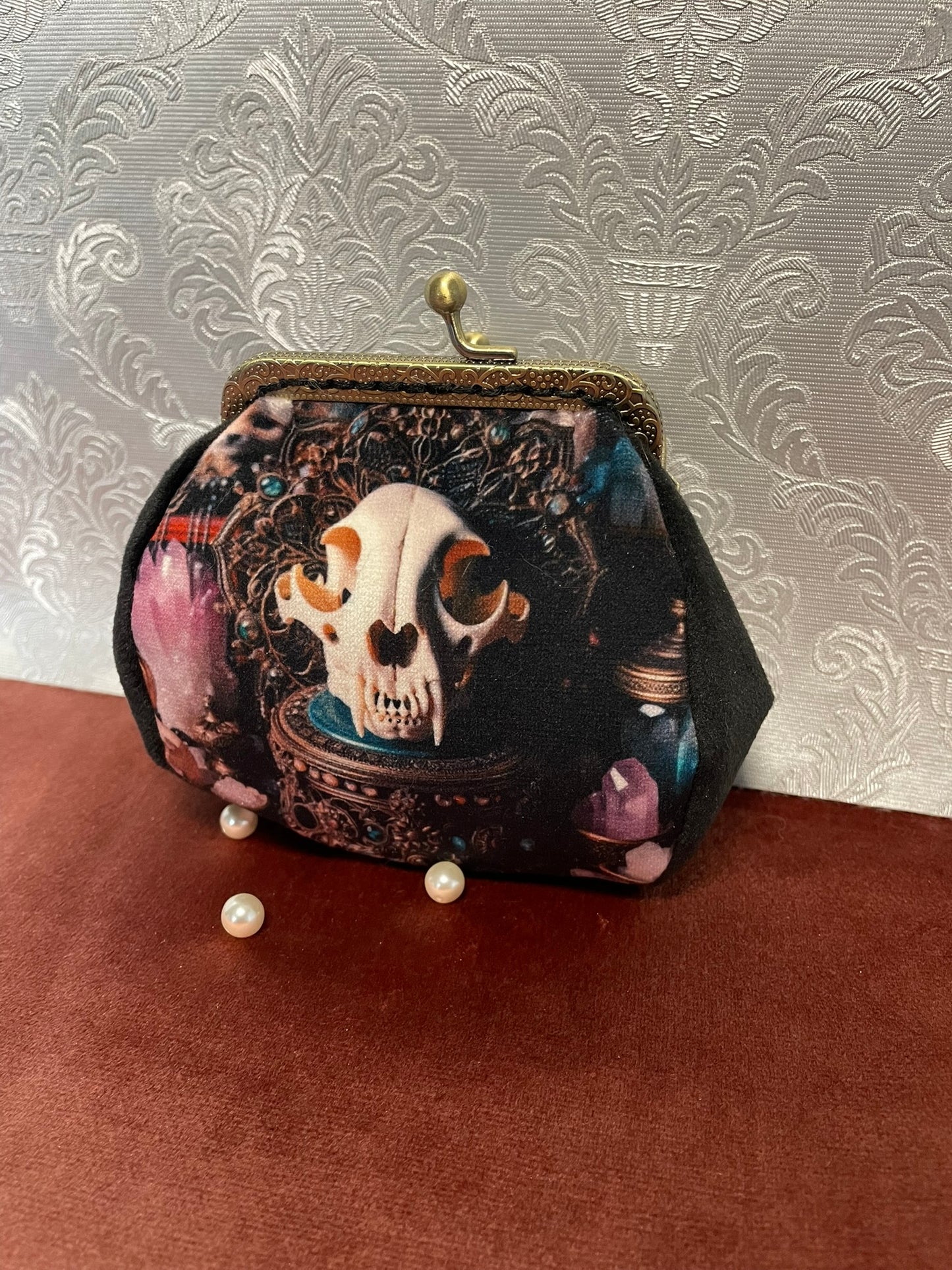 Porte-monnaie "Le Sanctuaire du Crâne" – Création Textile en Velours Noir