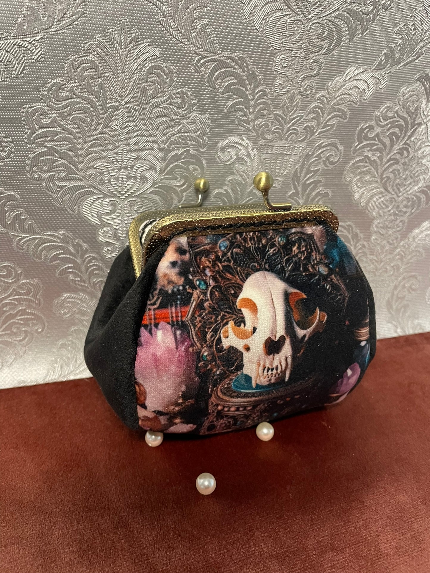 Porte-monnaie "Le Sanctuaire du Crâne" – Création Textile en Velours Noir