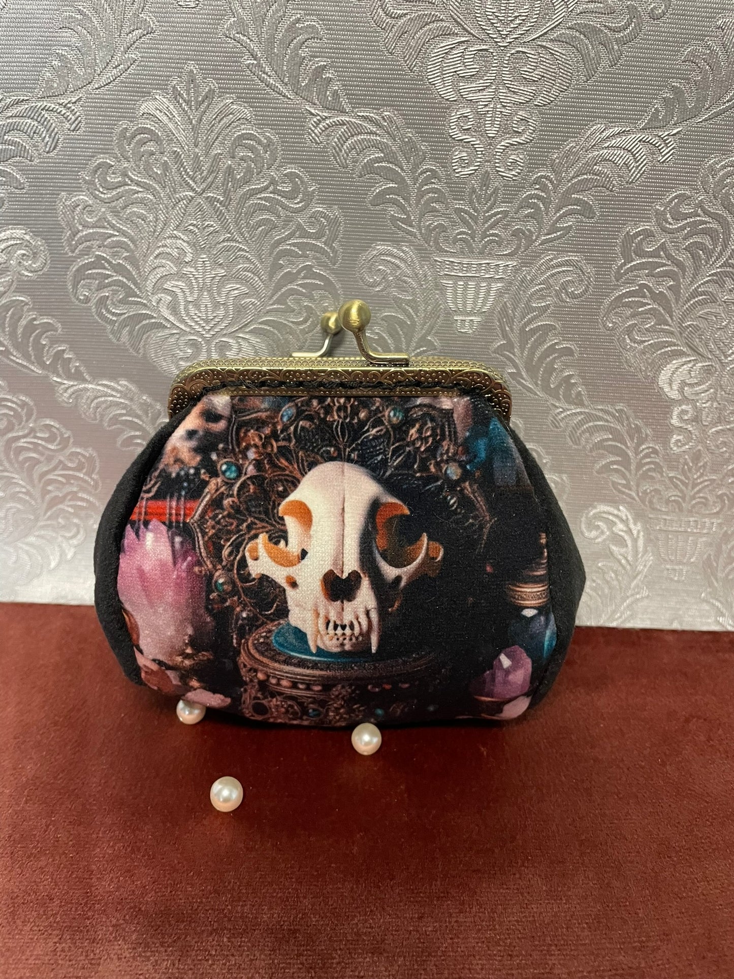 Porte-monnaie "Le Sanctuaire du Crâne" – Création Textile en Velours Noir