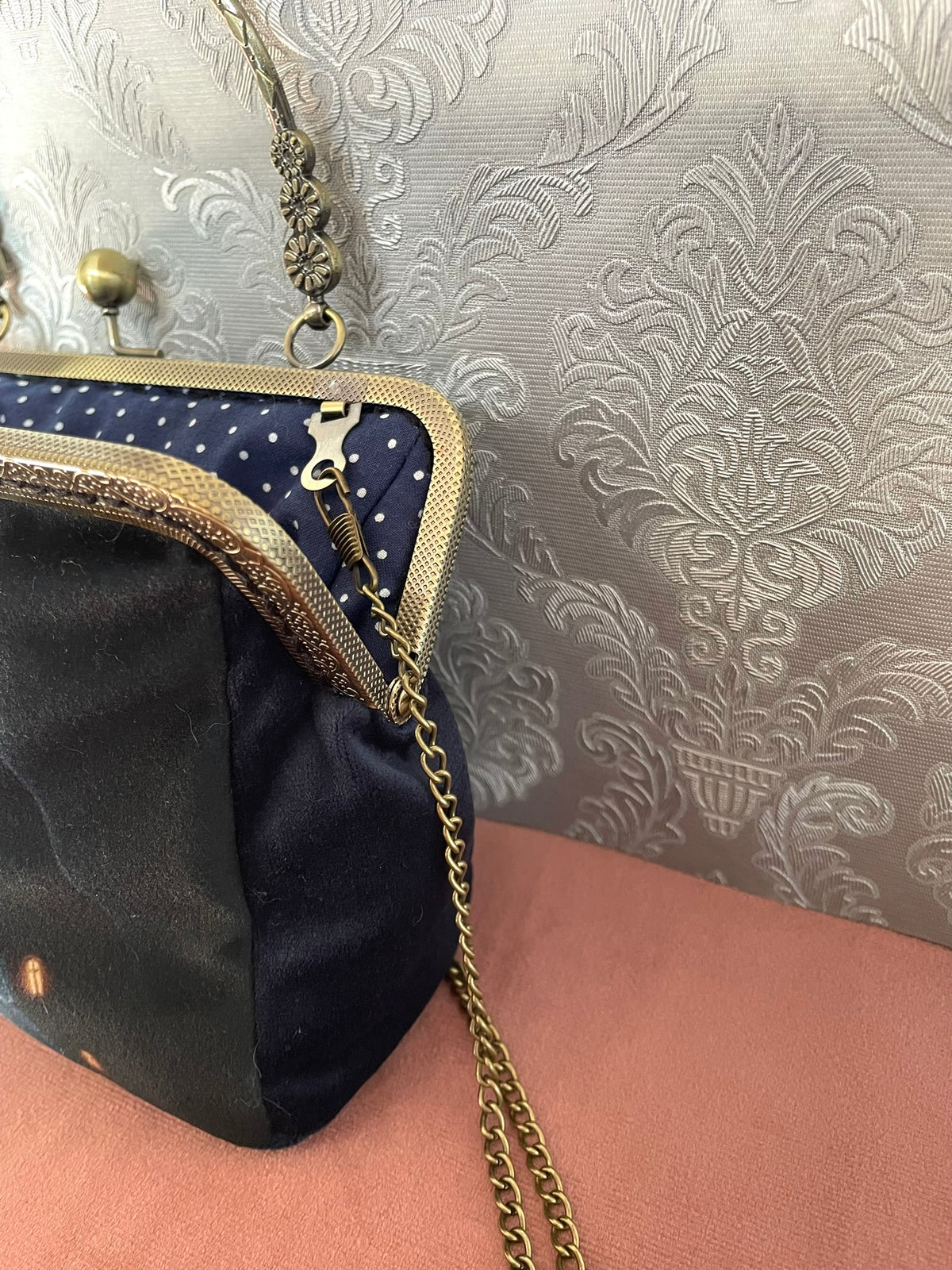 Vue de profil pochette rétro velours bleu nuit et chaîne métallique Le Comptoir de Suzanne
