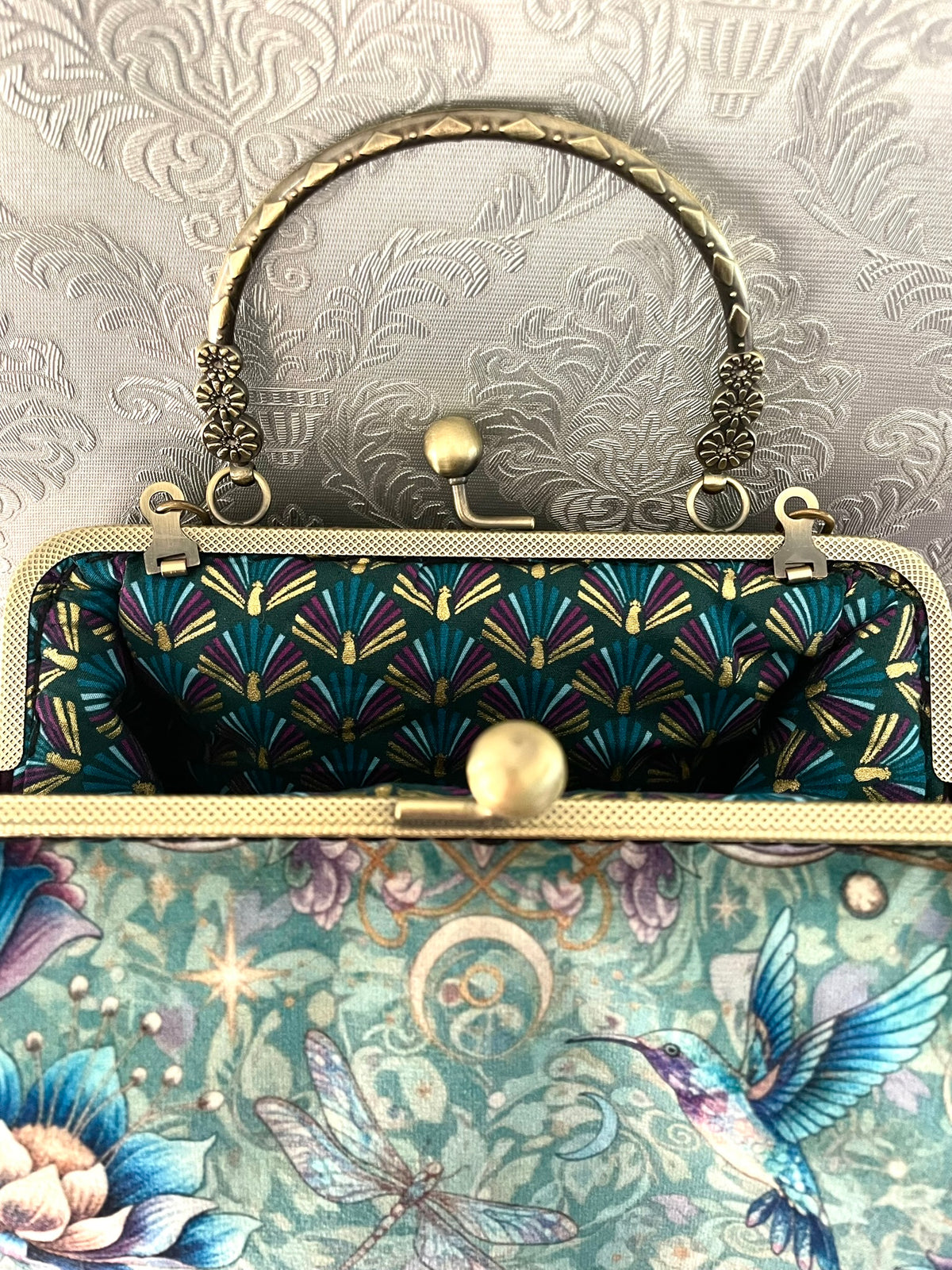 Vue ouverte sac rétro en velours prune et doublure motifs éventails paon Le Comptoir de Suzanne