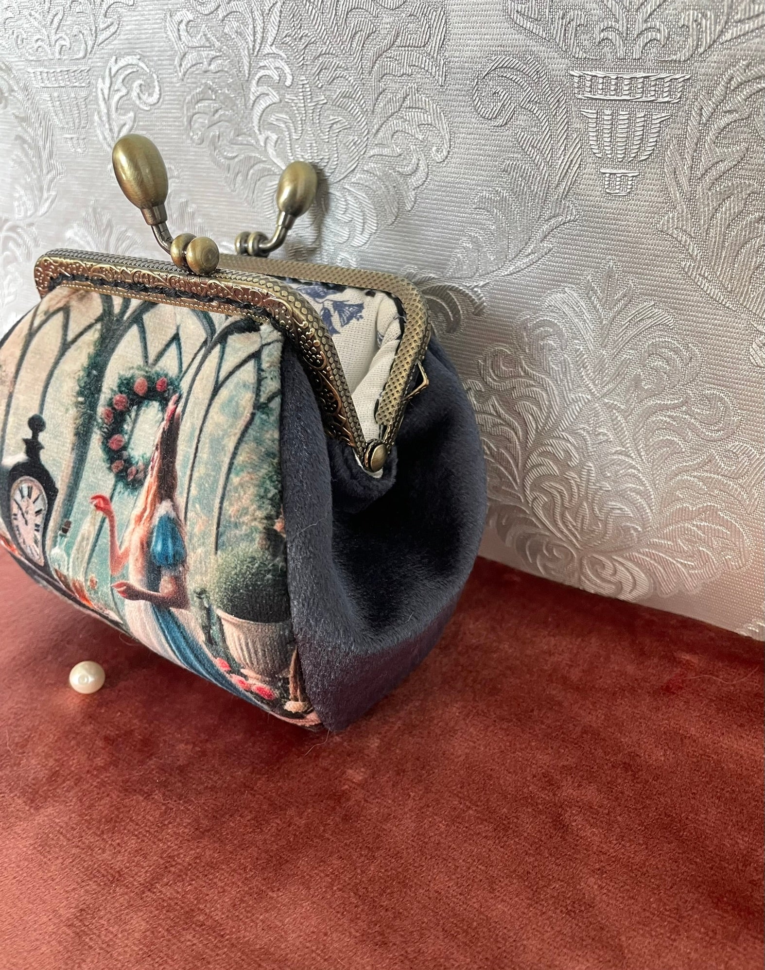 Côté en velours bleu  doux du porte-monnaie "Éclat d'Alice" avec fermoir effet bronze.