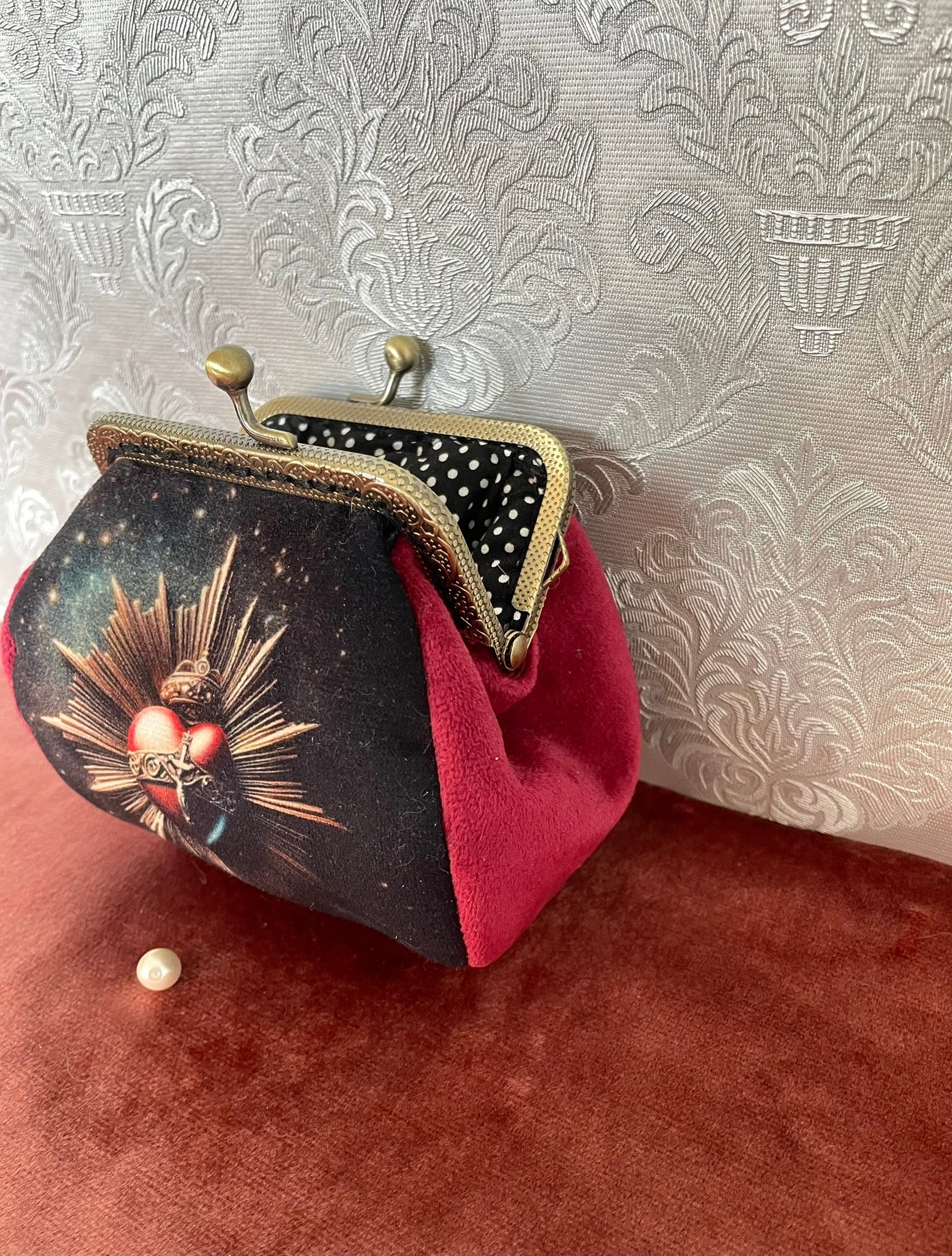 Côté en velours rouge carmin doux du porte-monnaie "Éclat Divin" avec fermoir baiser bronze.