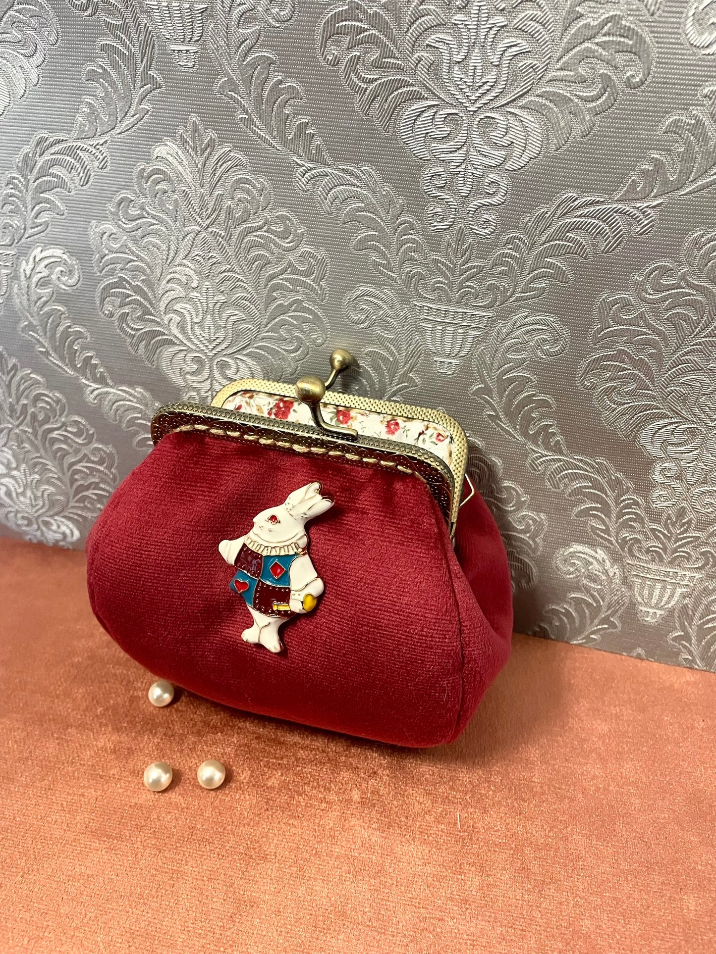 Porte-monnaie vintage velours rouge avec bijou Lapin Blanc Alice au Pays des Merveilles.