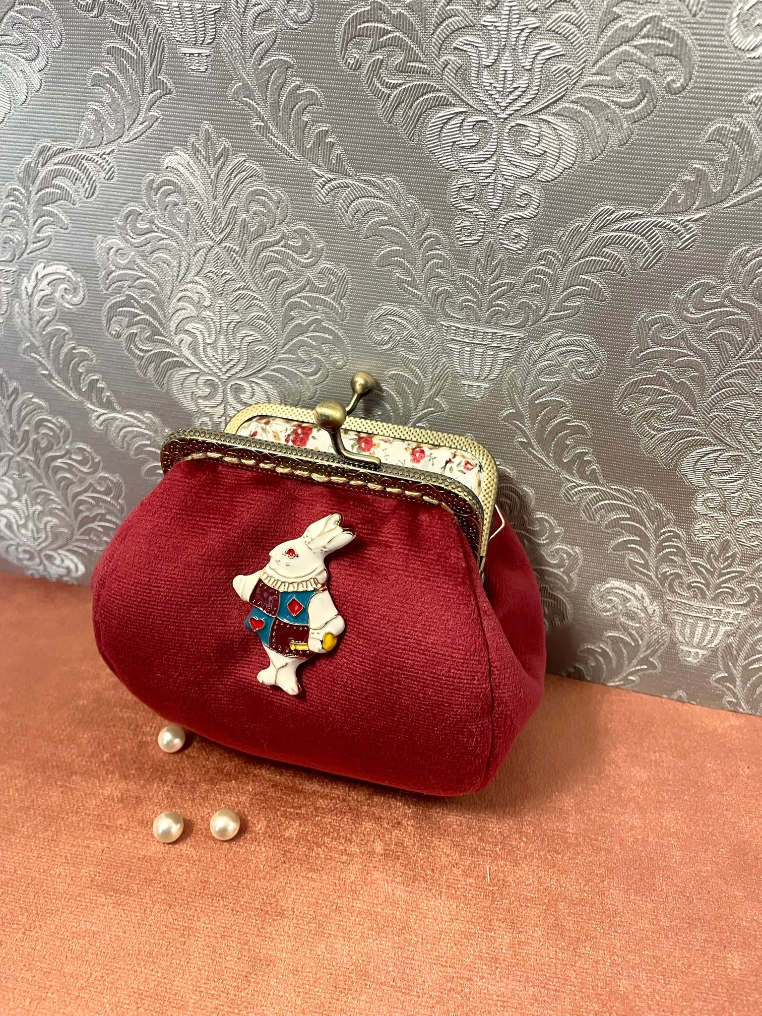 Porte-monnaie vintage velours rouge avec bijou Lapin Blanc Alice au Pays des Merveilles.