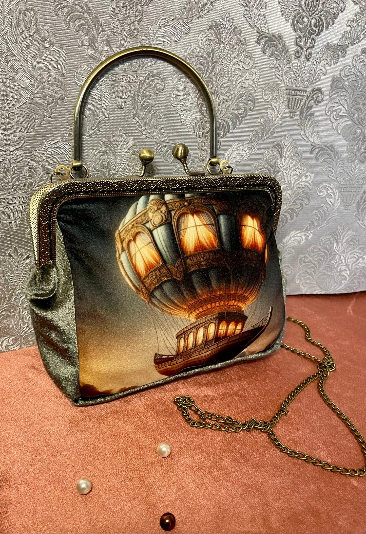 Détail fermoir clic-clac ciselé bronze antique sur sac à main de créateur fait main.