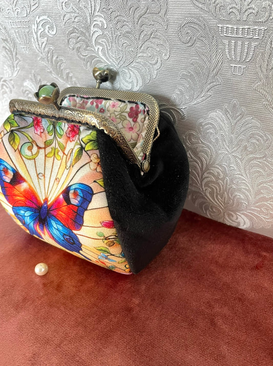 Côté en velours noir doux du porte-monnaie "Éclat de Papillon" avec fermoir effet bronze.