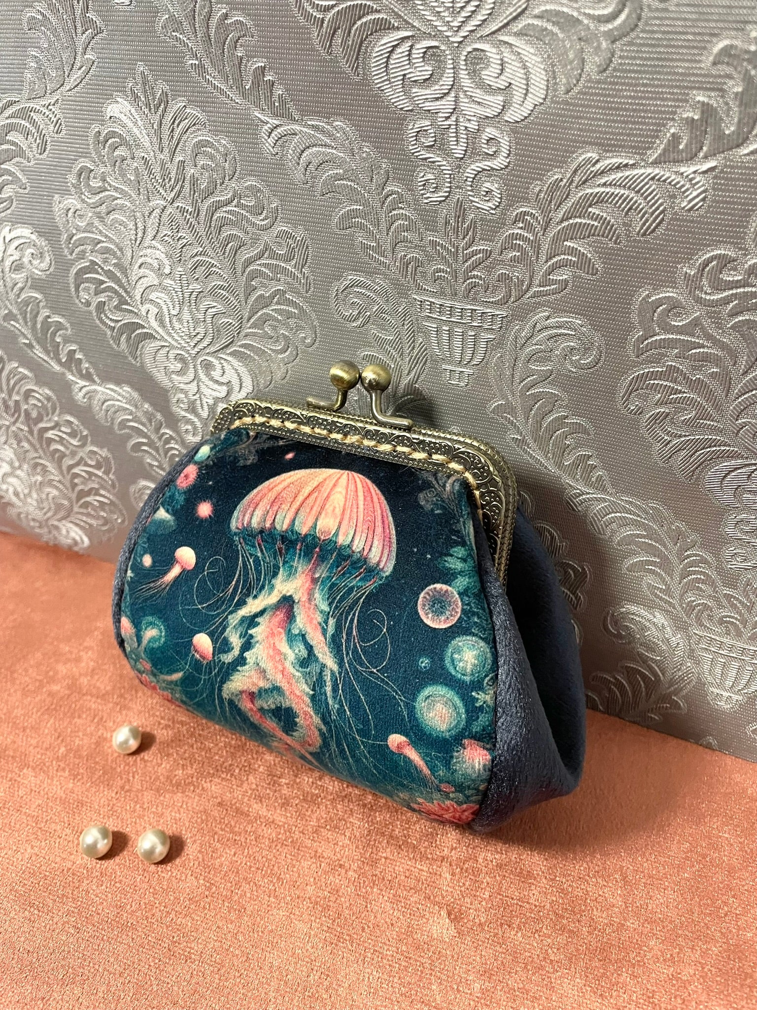 Vue de profil du porte-monnaie en velours bleu-gris, accessoire de créateur original.