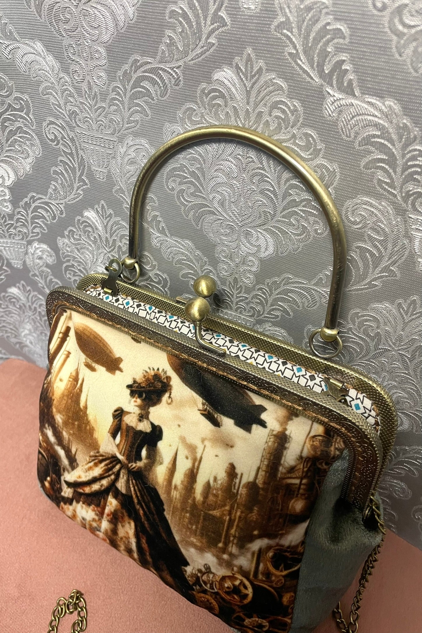 Pochette élégante pour mariage original ou look steampunk.