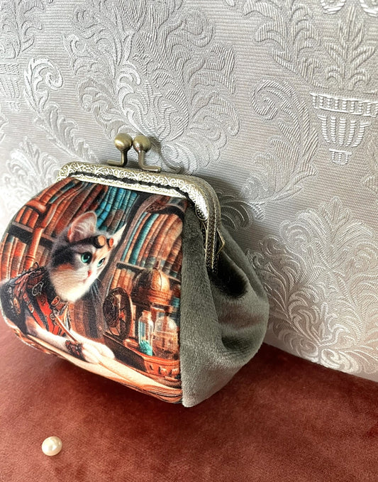 Vue latérale du porte-monnaie Chat Steampunk montrant la texture douce du velours gris-vert