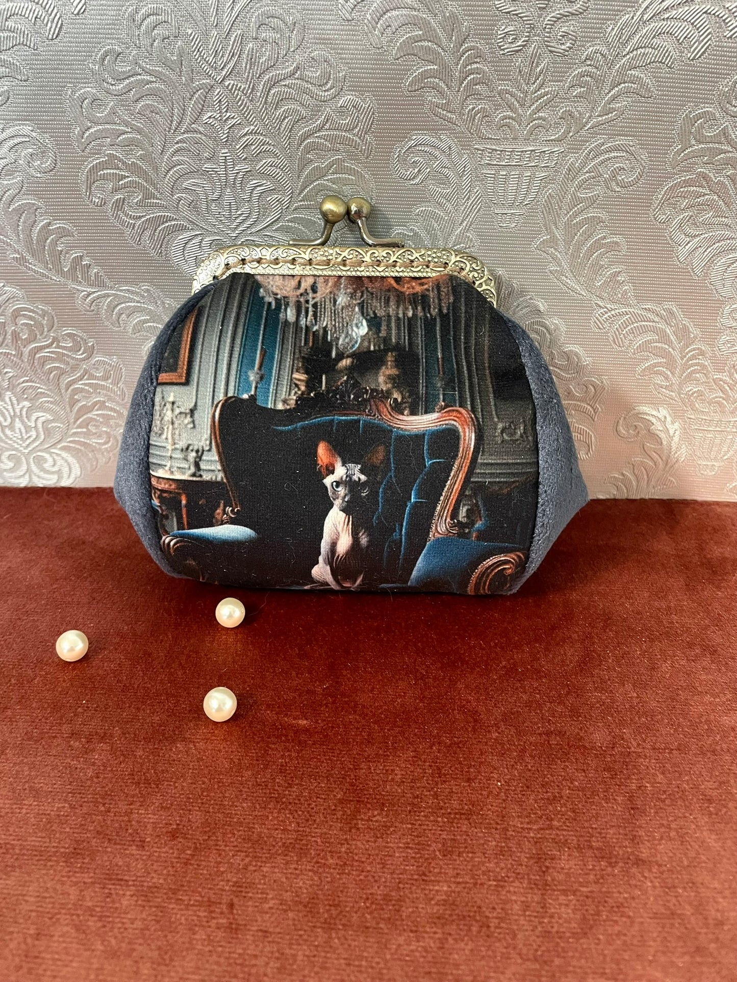 Vue de face en velours de qualité du porte-monnaie chat sphynx