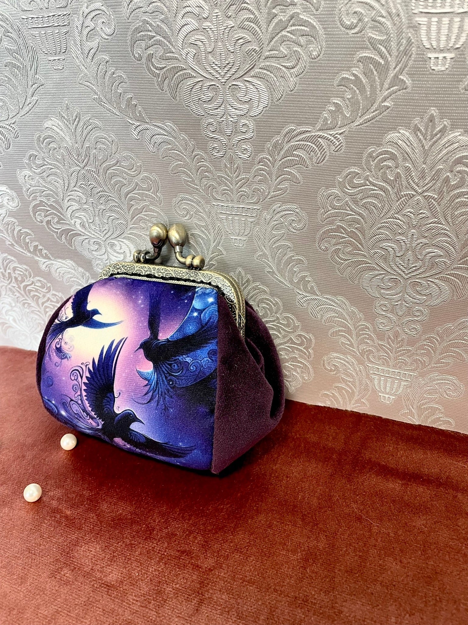 Côté  du porte-monnaie en velours de couleur prune/violet profond.