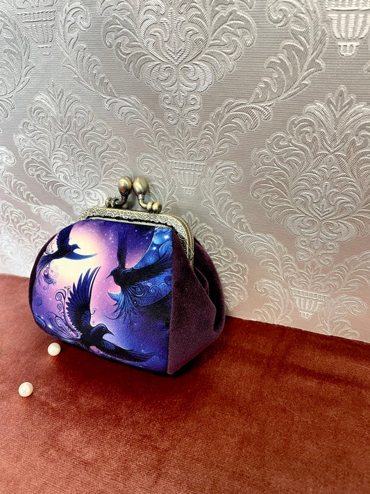 Côté  du porte-monnaie en velours de couleur prune/violet profond.