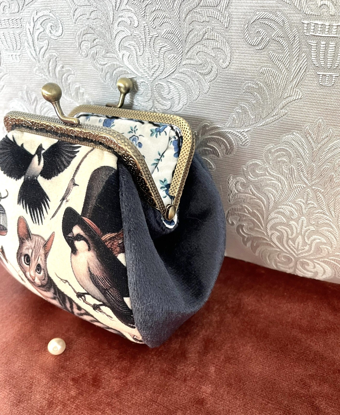 Vue de côté du porte-monnaie chat mystique montrant la texture douce du velours bleu