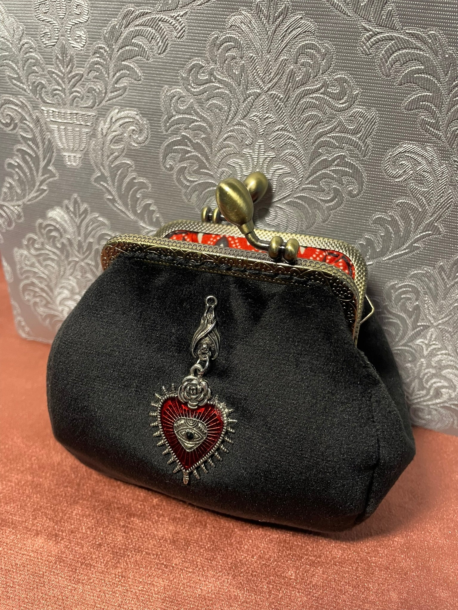 Accessoire style witchy chic porte-monnaie artisanal en velours.