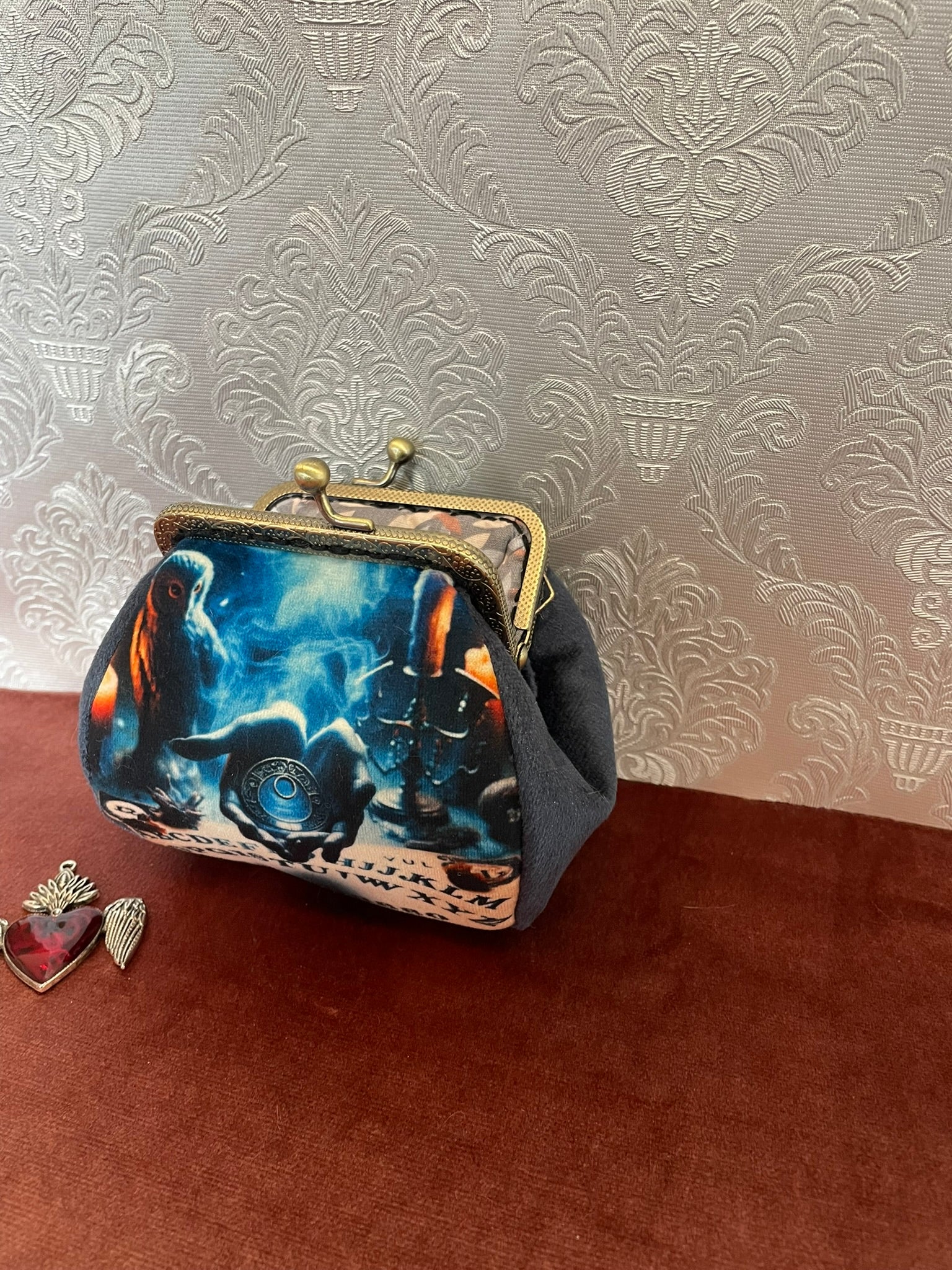 Porte-monnaie style sorcière moderne en velours gris avec décor de séance de spiritisme.