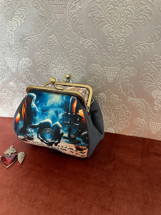 Porte-monnaie style sorcière moderne en velours gris avec décor de séance de spiritisme.