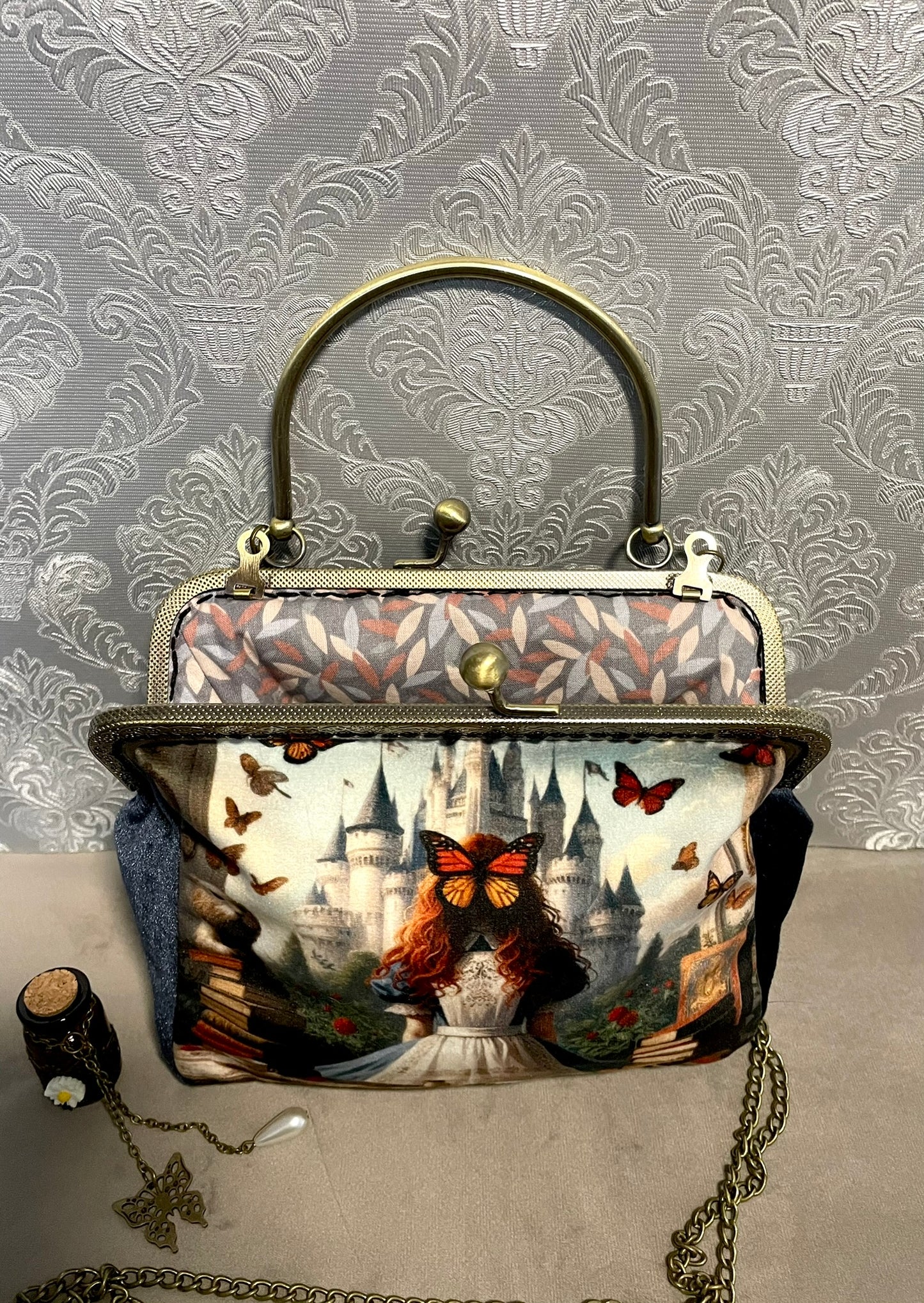 pochette -clutch Alice au Pays des Merveilles - Modèle "Le Château Enchanté" en Velours Bleu