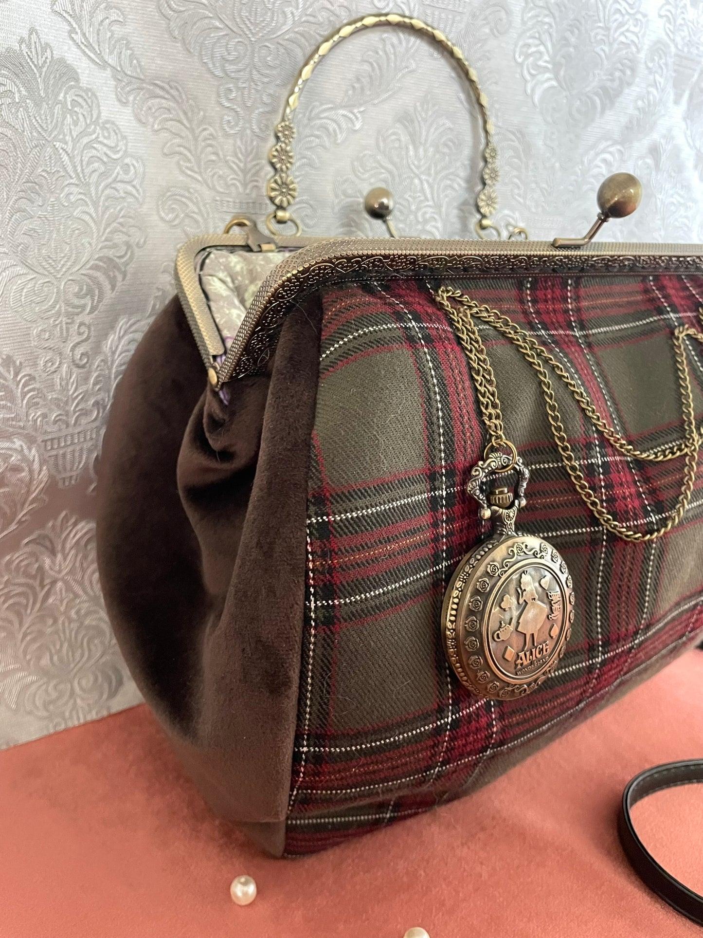 Alice & le Secret du Temps : Le Sac Tartan aux Deux Visages