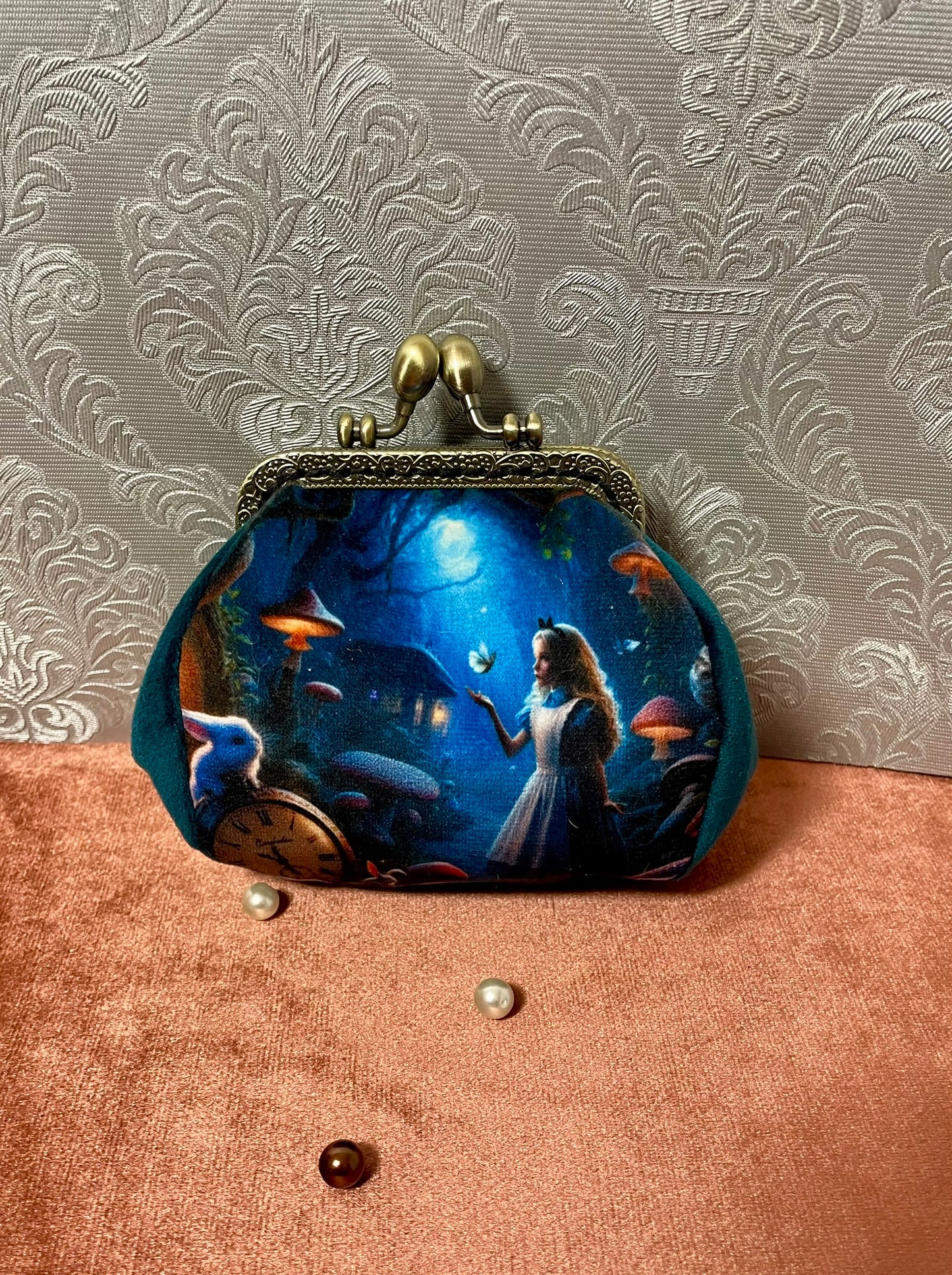 Bourse Alice in Wonderland en velours bleu