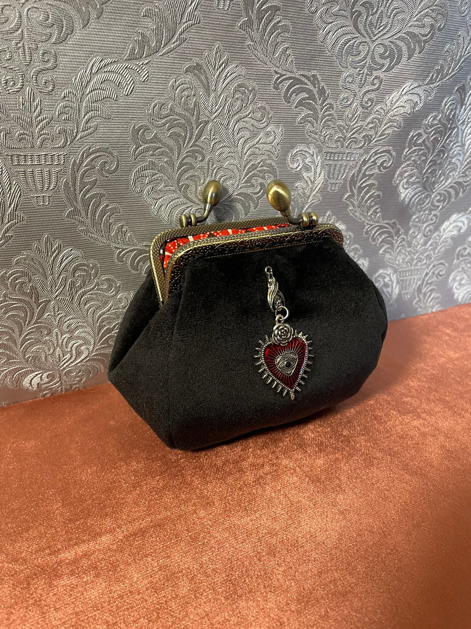 Porte-monnaie vintage noir fermoir bronze et pendentif mystique.