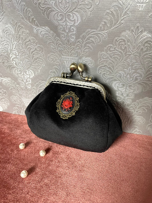 Bourse rétro avec son fermoir clic clac, confectionné en velours noir artisanalement