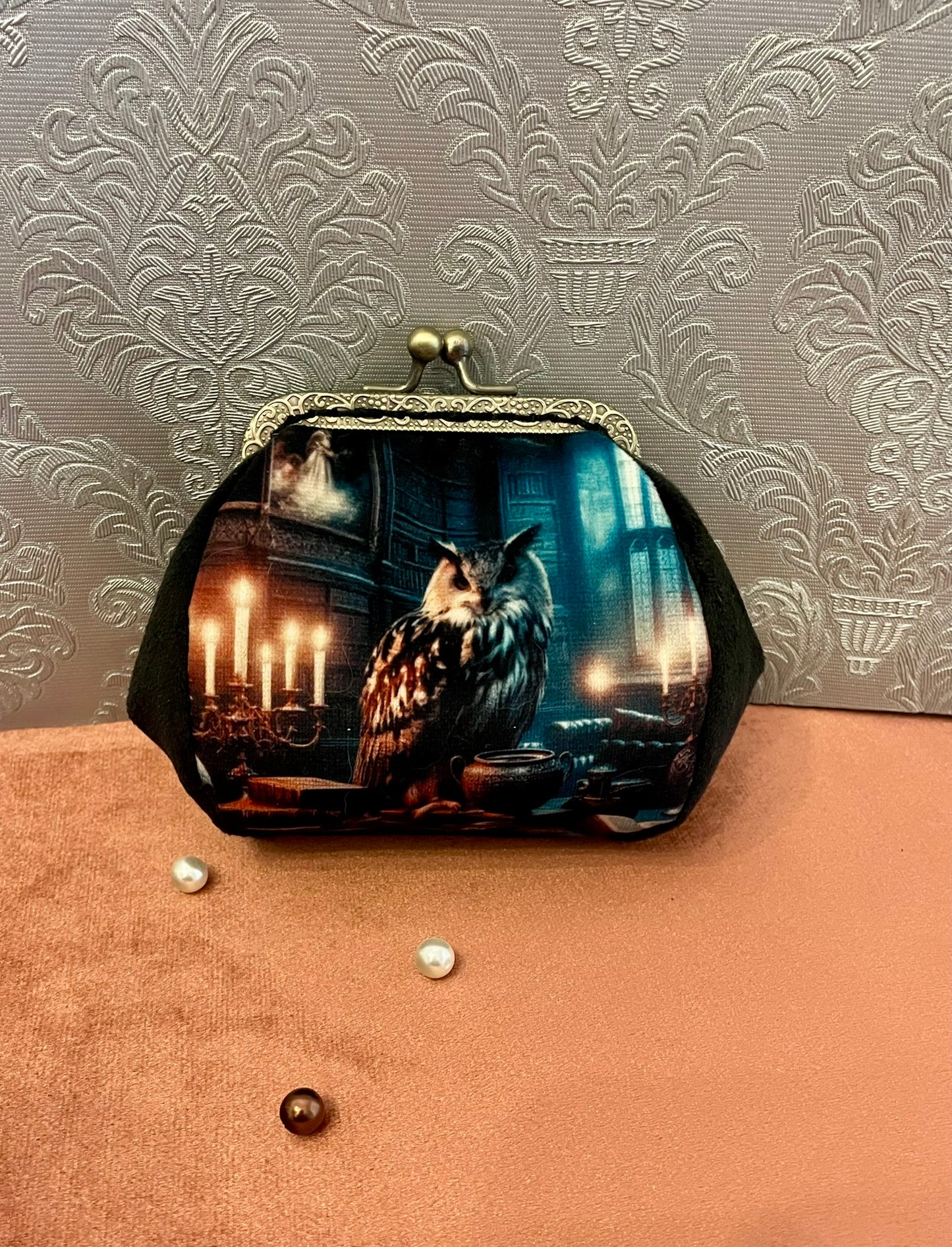 Bourse en velours noir profond au style Dark Academia et mystique