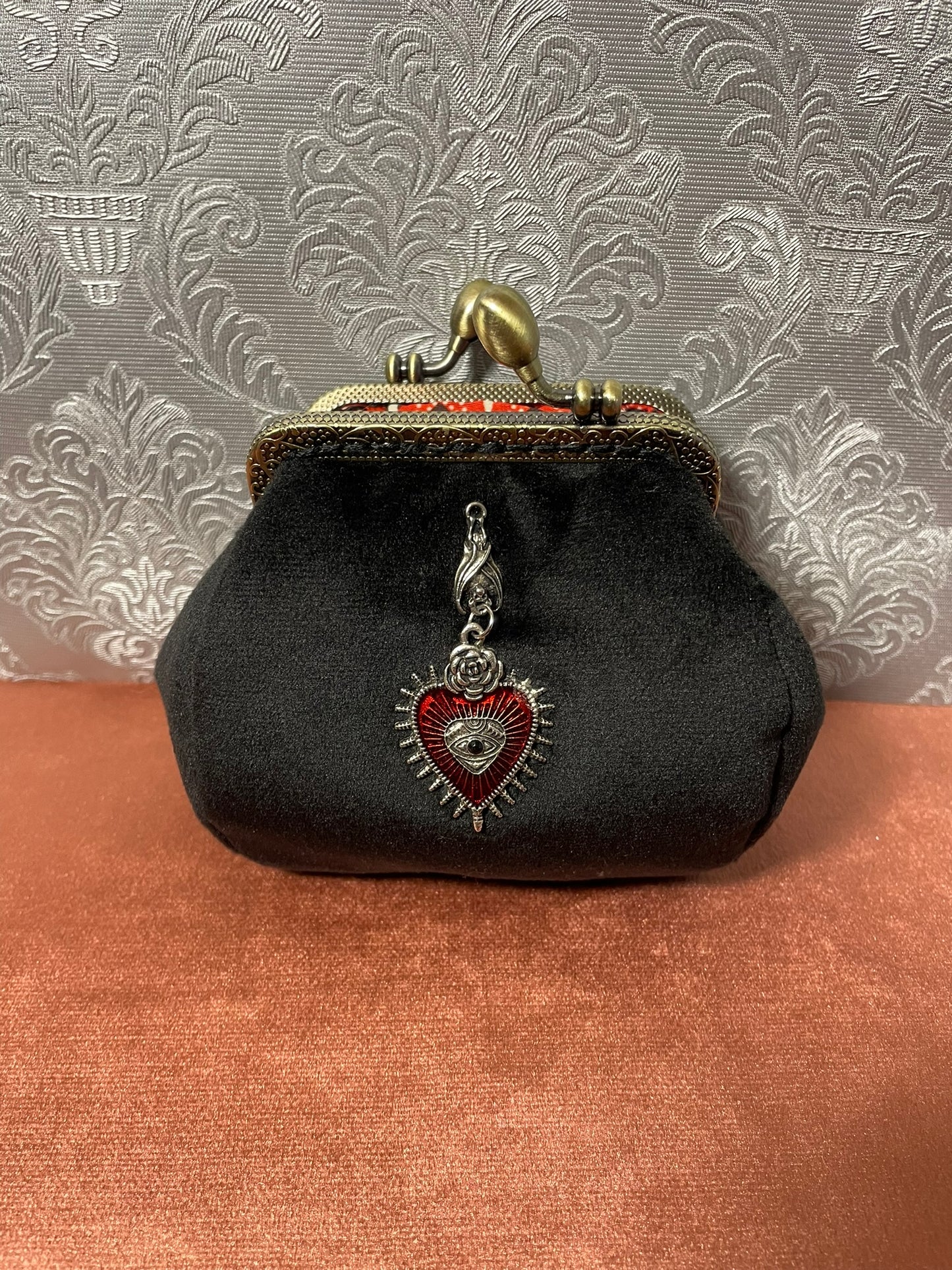 Idée cadeau femme originale porte-monnaie baroque en velours noir.