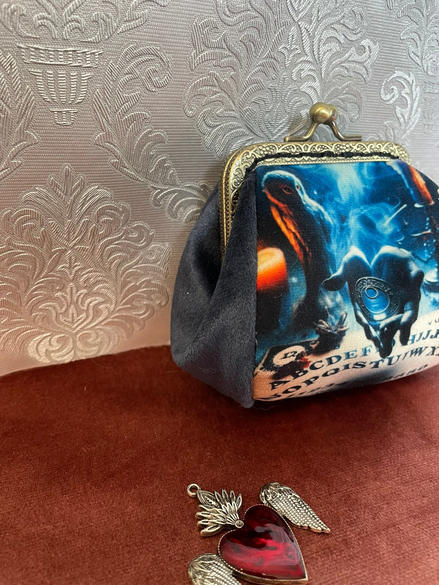 Idée cadeau pour passionnée d'ésotérisme : petit sac de divination fait main.