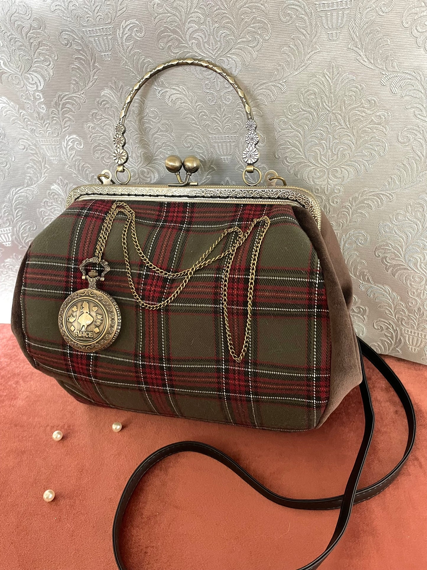Alice & le Secret du Temps : Le Sac Tartan aux Deux Visages