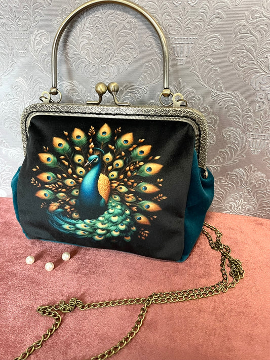 Clutch rétro très chic reprenant un paon lumineux