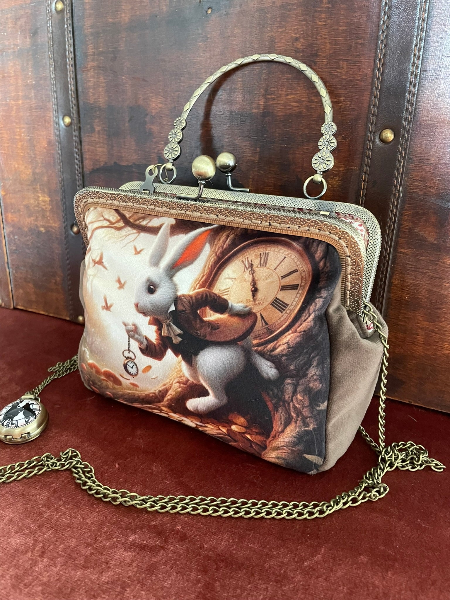 Sac de créateur Alice au Pays des Merveilles posé dans un décor vintage