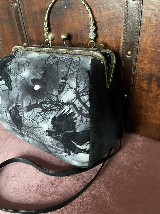 Détail rapproché du fermoir en métal bronze vieilli avec gravures complexes.