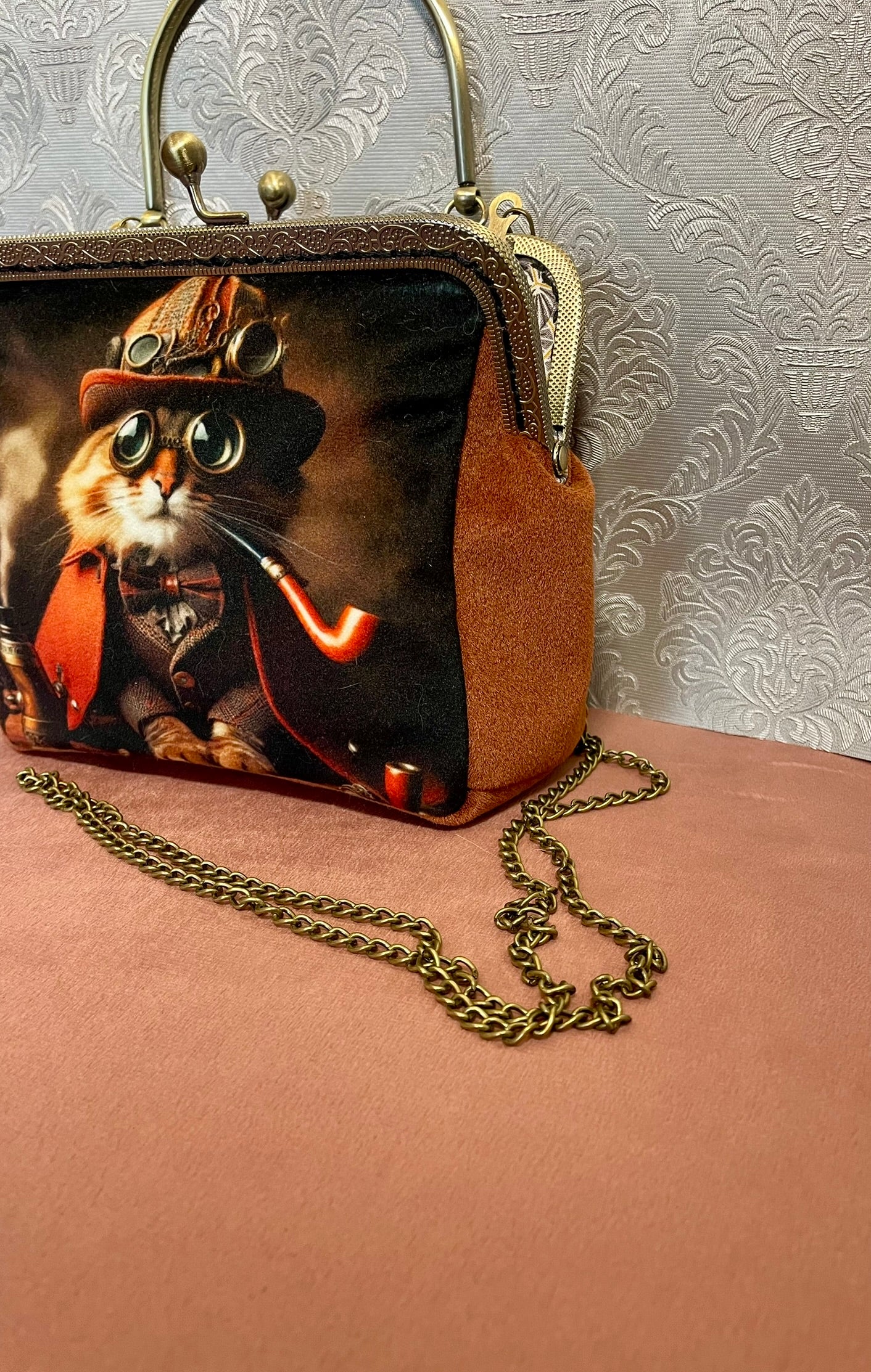 Illustration haute définition d'un chat roux explorateur Steampunk fumant la pipe.