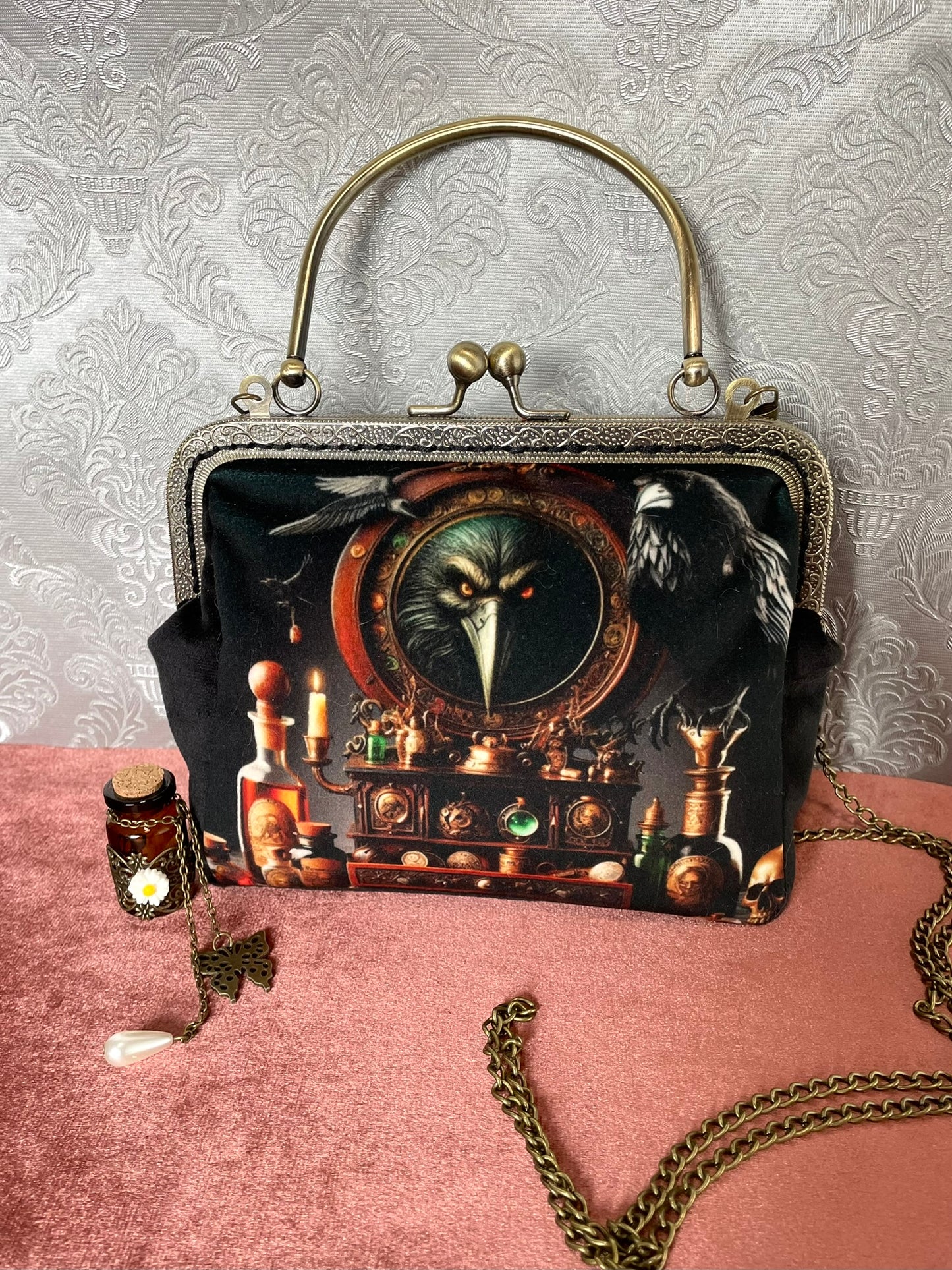 pochette clutch - Le Sanctuaire du Corbeau : Entre Ombre et Lumière