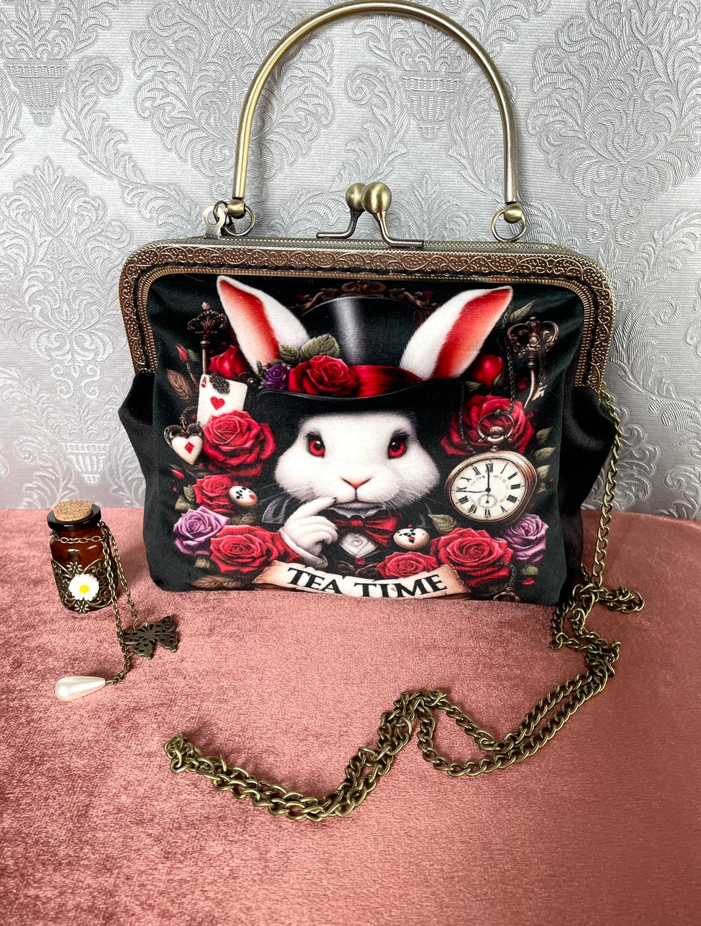 Accessoire textile en velours noir avec décor féerique et horloge